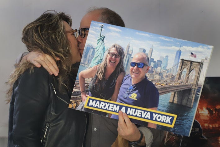 El Parc de Bombers de Terrassa s’ha convertit en una festa. Prop d'un centenar de persones s’han reunit per donar un càlid i emotiu comiat a Juan Gemas. Aquest sabadellenc de naixement, però terrassenc de cor (i de residència) ha posat fi a més de 35 anys de servei públic. “Som una família, anar a treballar cada dia i sentir-se acollit, no té preu. Mai m’he aixecat amb ganes de no anar-hi, és totalment vocacional”, subratlla a MónTerrassa. Gemas va entrar al cos l’any 85, com a forestal, i des del 90 que va aterrar a Terrassa, va anar escalant fins a convertir-se en funcionari, després caporal i, finalment, el 2010, en sargent. Amb 61 anys, dos més dels que hauria necessitat, ha decidit “posar l’intermitent de la dreta i deixar pas als més joves”. Marxa amb un regust “agredolç”, perquè ser bomber és i ha estat la seva vida, “estic content però al mateix temps trist”. Això sí, veient la multitud que li ha anat a dir adeu, subratlla que “em sento molt orgullós i agraït”. El terrassenc posa punt final a la seva etapa laboral i a la pregunta de “I ara què?”, respon convençut: “amb la meva dona continuarem agafant la moto i viatjant, fins que es pugui, i també fent esport. Viatjar i viure, res de quedar-se al sofà”, ha assegurat.
