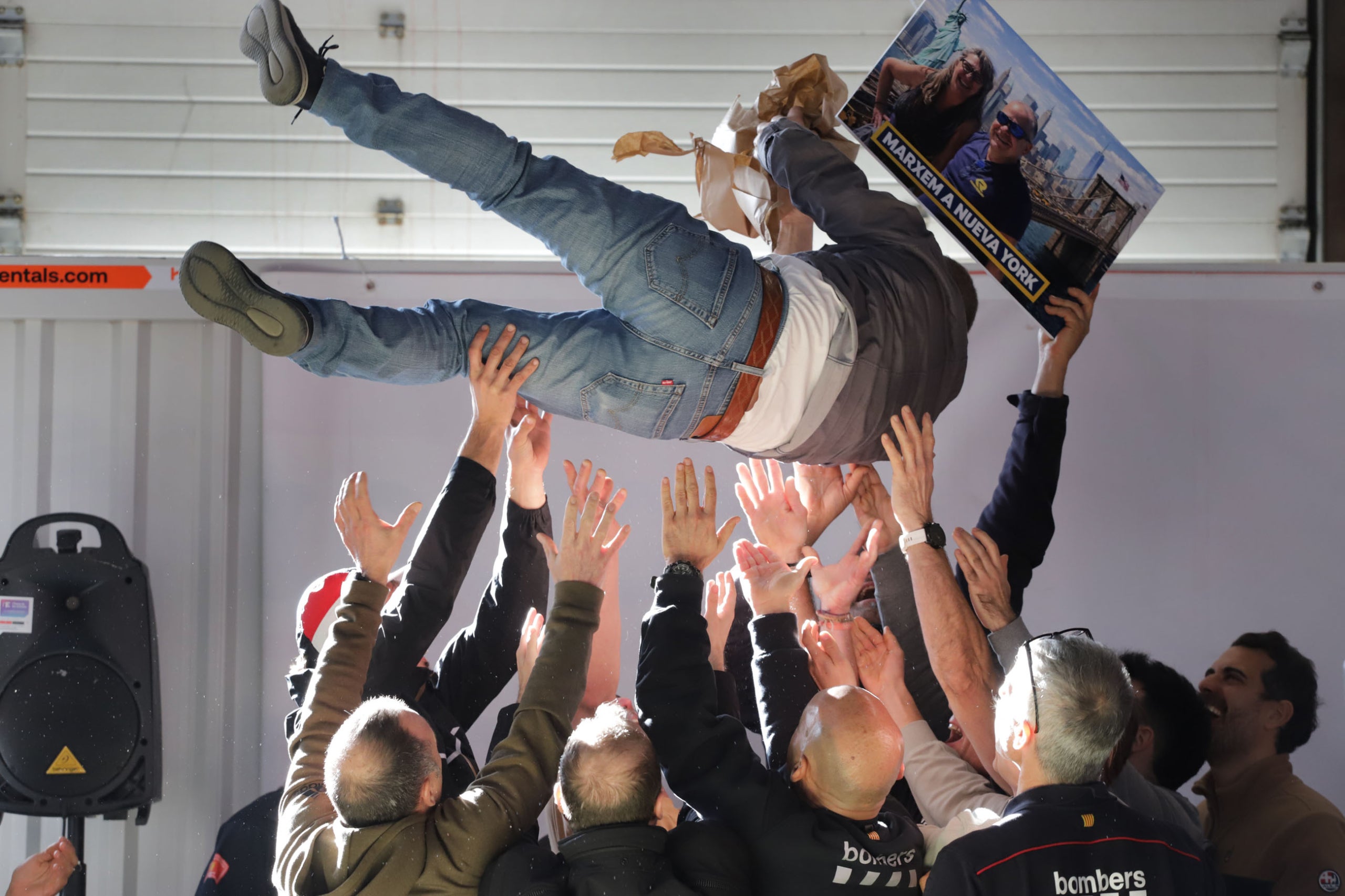 El Parc de Bombers de Terrassa s’ha convertit en una festa. Prop d'un centenar de persones s’han reunit per donar un càlid i emotiu comiat a Juan Gemas. Aquest sabadellenc de naixement, però terrassenc de cor (i de residència) ha posat fi a més de 35 anys de servei públic. “Som una família, anar a treballar cada dia i sentir-se acollit, no té preu. Mai m’he aixecat amb ganes de no anar-hi, és totalment vocacional”, subratlla a MónTerrassa. Gemas va entrar al cos l’any 85, com a forestal, i des del 90 que va aterrar a Terrassa, va anar escalant fins a convertir-se en funcionari, després caporal i, finalment, el 2010, en sargent. Amb 61 anys, dos més dels que hauria necessitat, ha decidit “posar l’intermitent de la dreta i deixar pas als més joves”. Marxa amb un regust “agredolç”, perquè ser bomber és i ha estat la seva vida, “estic content però al mateix temps trist”. Això sí, veient la multitud que li ha anat a dir adeu, subratlla que “em sento molt orgullós i agraït”. El terrassenc posa punt final a la seva etapa laboral i a la pregunta de “I ara què?”, respon convençut: “amb la meva dona continuarem agafant la moto i viatjant, fins que es pugui, i també fent esport. Viatjar i viure, res de quedar-se al sofà”, ha assegurat.