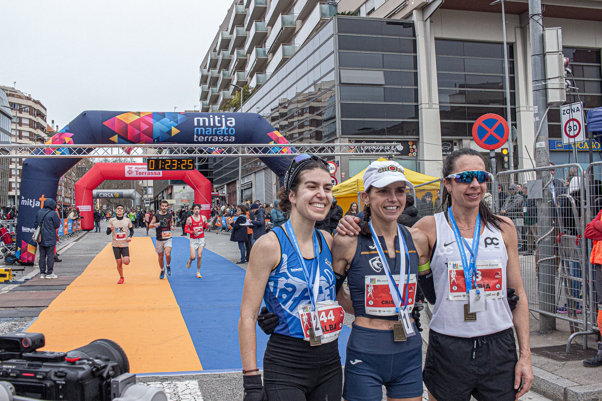 Aquest diumenge, 1 de febrer, s'ha celebrat la 26a edició de la Mitja Marató Internacional de Terrassa. Un total de 4.154 participants han corregut en els dos recorreguts que s'han organitzat, la cursa gran (de 21 quilòmetres) i la Santi Centelles (de 5 quilòmetres). Els grans triomfadors de la jornada han estat Jaume Leiva i Cristina Silva, que s'ha proclamat campions de l'edició d'enguany amb un temps d'1:07:43 i 1:15:18, respectivament | Javier González