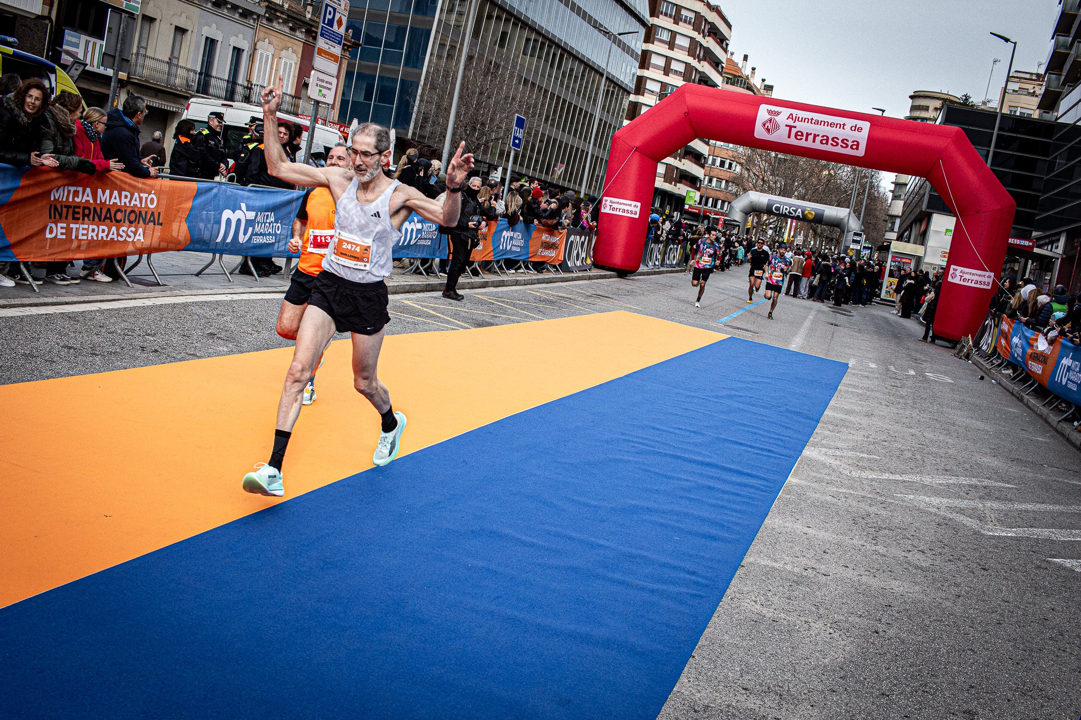 Aquest diumenge, 1 de febrer, s'ha celebrat la 26a edició de la Mitja Marató Internacional de Terrassa. Un total de 4.154 participants han corregut en els dos recorreguts que s'han organitzat, la cursa gran (de 21 quilòmetres) i la Santi Centelles (de 5 quilòmetres). Els grans triomfadors de la jornada han estat Jaume Leiva i Cristina Silva, que s'ha proclamat campions de l'edició d'enguany amb un temps d'1:07:43 i 1:15:18, respectivament | Javier González