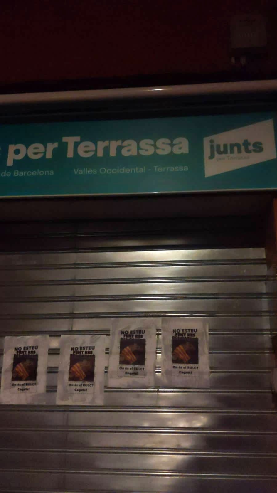 Les seus de Junts, ERC, PSC, Tot per Terrassa i la CUP (a la Tafanera) han patit aquest dijous, dia 26 de febrer, de matinada una acció de denúncia per la “inacció” dels partits municipals en defensa del català. “Partits amb regidors que intervenen als plens en castellà, no es fa complir la normativa d’usos lingüístics en comerços o entitats…”, han manifestat els responsables de l’atac a MónTerrassa. Cada partit ha tingut el seu paper “personalitzat”: ERC acompanyat de ‘botiflers’, CUP amb ‘Menys lluites compartides’, Junts, !on és el Reglament d’Usos Lingüístics’, PSC amb un ‘Espanyolistes del 155’, i Tot per Terrassa amb ‘Hipòcrites indefinits’
