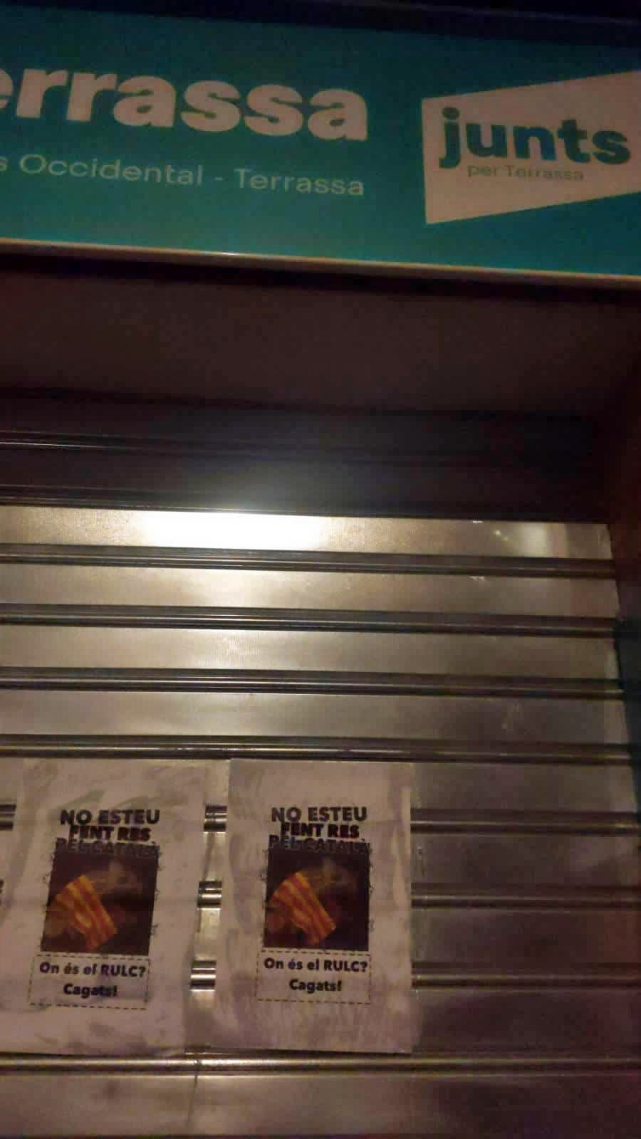 Les seus de Junts, ERC, PSC, Tot per Terrassa i la CUP (a la Tafanera) han patit aquest dijous, dia 26 de febrer, de matinada una acció de denúncia per la “inacció” dels partits municipals en defensa del català. “Partits amb regidors que intervenen als plens en castellà, no es fa complir la normativa d’usos lingüístics en comerços o entitats…”, han manifestat els responsables de l’atac a MónTerrassa. Cada partit ha tingut el seu paper “personalitzat”: ERC acompanyat de ‘botiflers’, CUP amb ‘Menys lluites compartides’, Junts, !on és el Reglament d’Usos Lingüístics’, PSC amb un ‘Espanyolistes del 155’, i Tot per Terrassa amb ‘Hipòcrites indefinits’