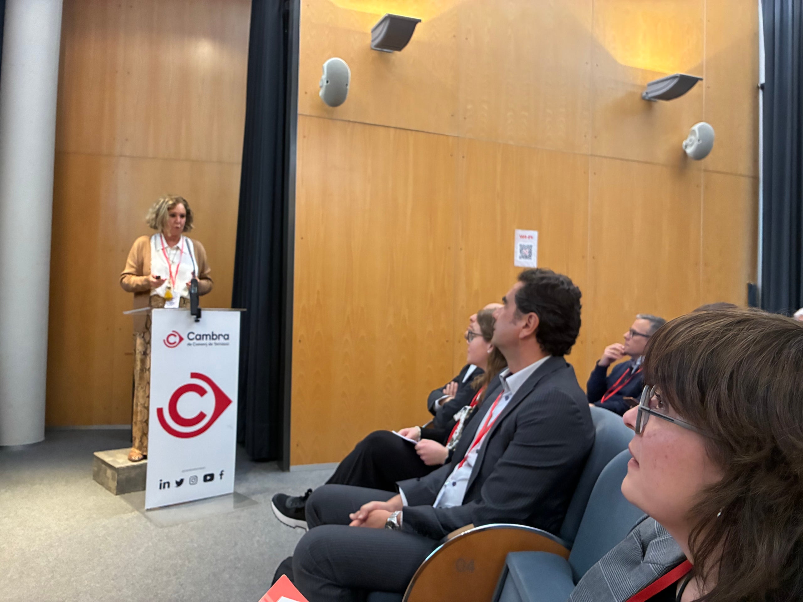 La cap del Centre per al Desenvolupament Tecnològic i la Innovació, María Pilar González, a la trobada estatal dels European Digital Innovaton Hubs a la Cambra de Comerç de Terrassa, amb la tinent d'alcalde, Meritxell Lluís, en primer pla | Vicenç Batalla