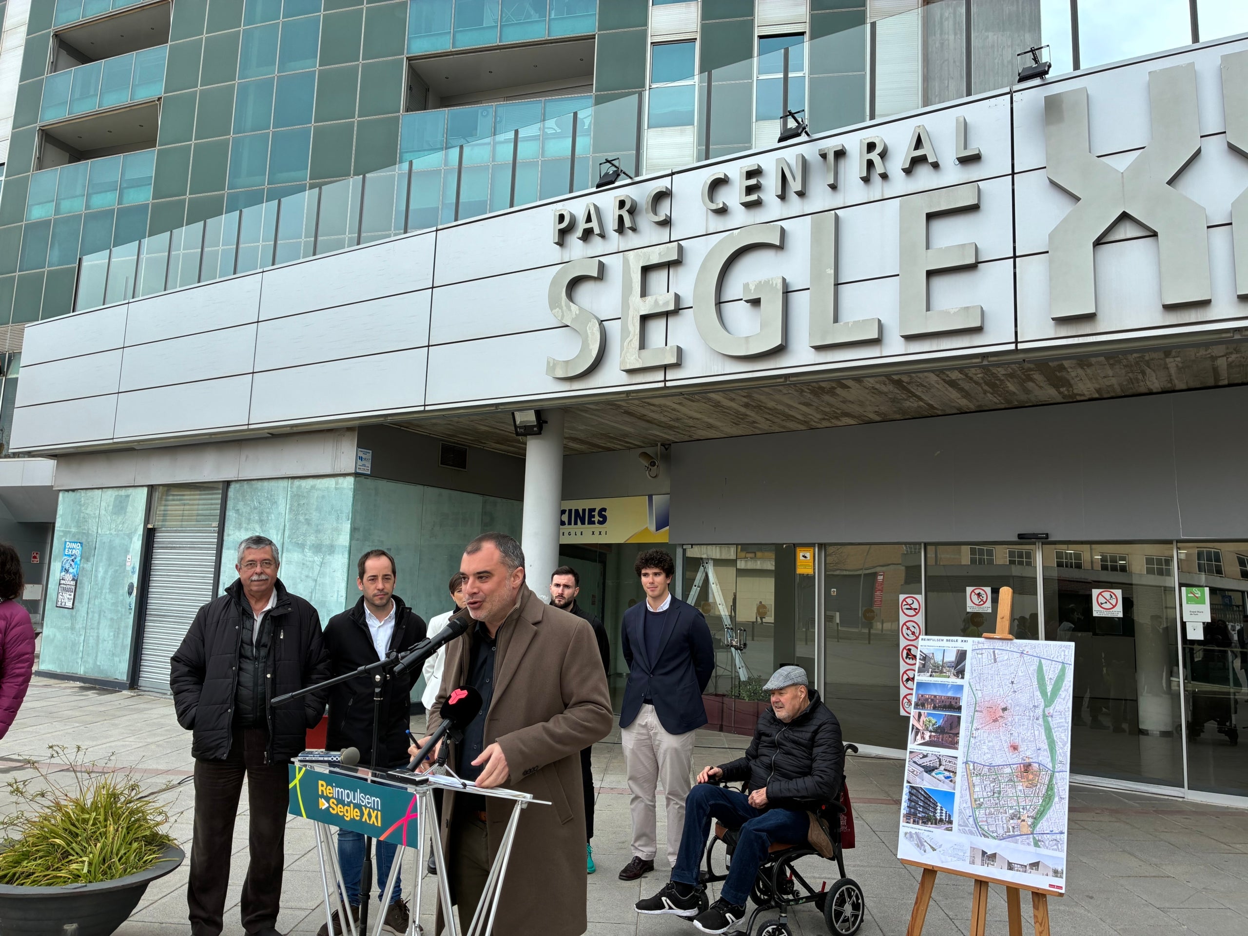 L'alcalde de Terrassa, Jordi Ballart, acompanyat de responsables dels nous operadors comercials, veïns i propietaris que volen rellançar el Parc Central Segle XXI | Vicenç Batalla