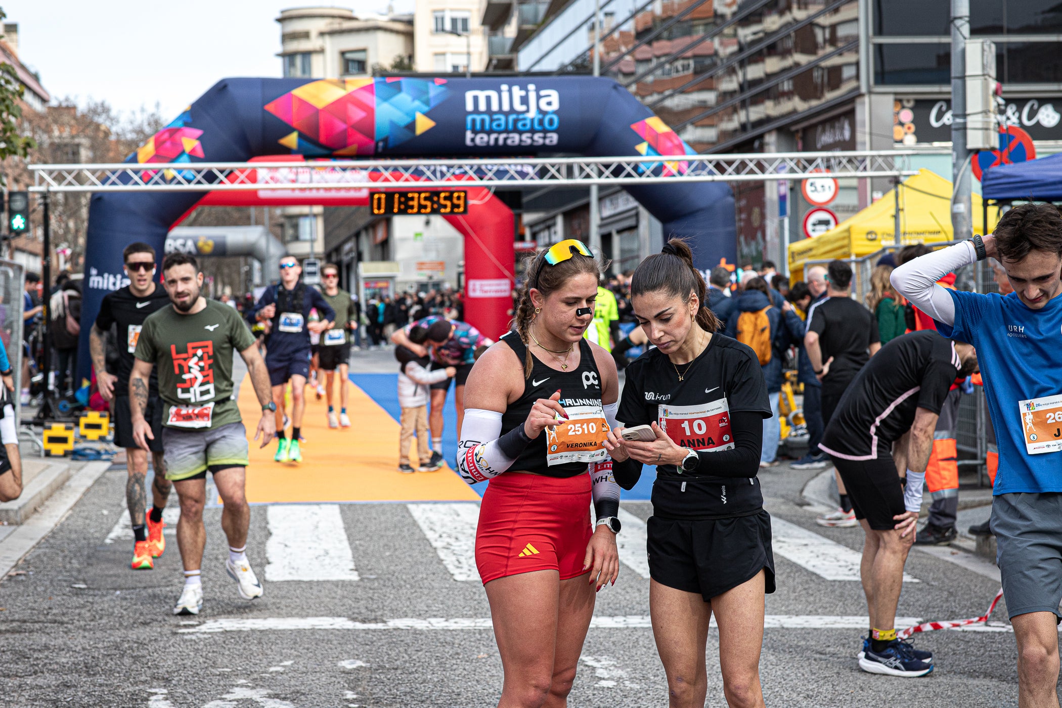 Aquest diumenge, 1 de febrer, s'ha celebrat la 26a edició de la Mitja Marató Internacional de Terrassa. Un total de 4.154 participants han corregut en els dos recorreguts que s'han organitzat, la cursa gran (de 21 quilòmetres) i la Santi Centelles (de 5 quilòmetres). Els grans triomfadors de la jornada han estat Jaume Leiva i Cristina Silva, que s'ha proclamat campions de l'edició d'enguany amb un temps d'1:07:43 i 1:15:18, respectivament | Javier González