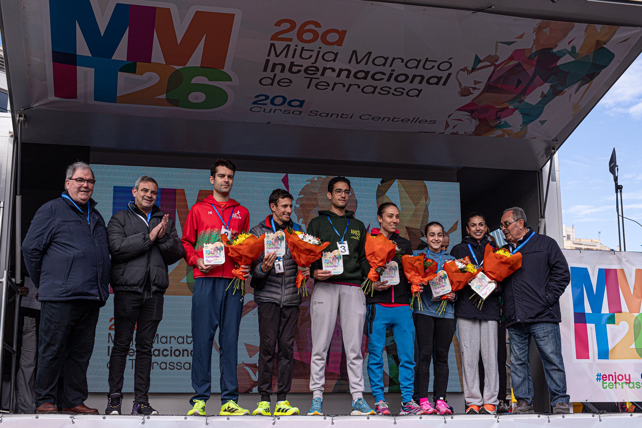 Aquest diumenge, 1 de febrer, s'ha celebrat la 26a edició de la Mitja Marató Internacional de Terrassa. Un total de 4.154 participants han corregut en els dos recorreguts que s'han organitzat, la cursa gran (de 21 quilòmetres) i la Santi Centelles (de 5 quilòmetres). Els grans triomfadors de la jornada han estat Jaume Leiva i Cristina Silva, que s'ha proclamat campions de l'edició d'enguany amb un temps d'1:07:43 i 1:15:18, respectivament | Javier González