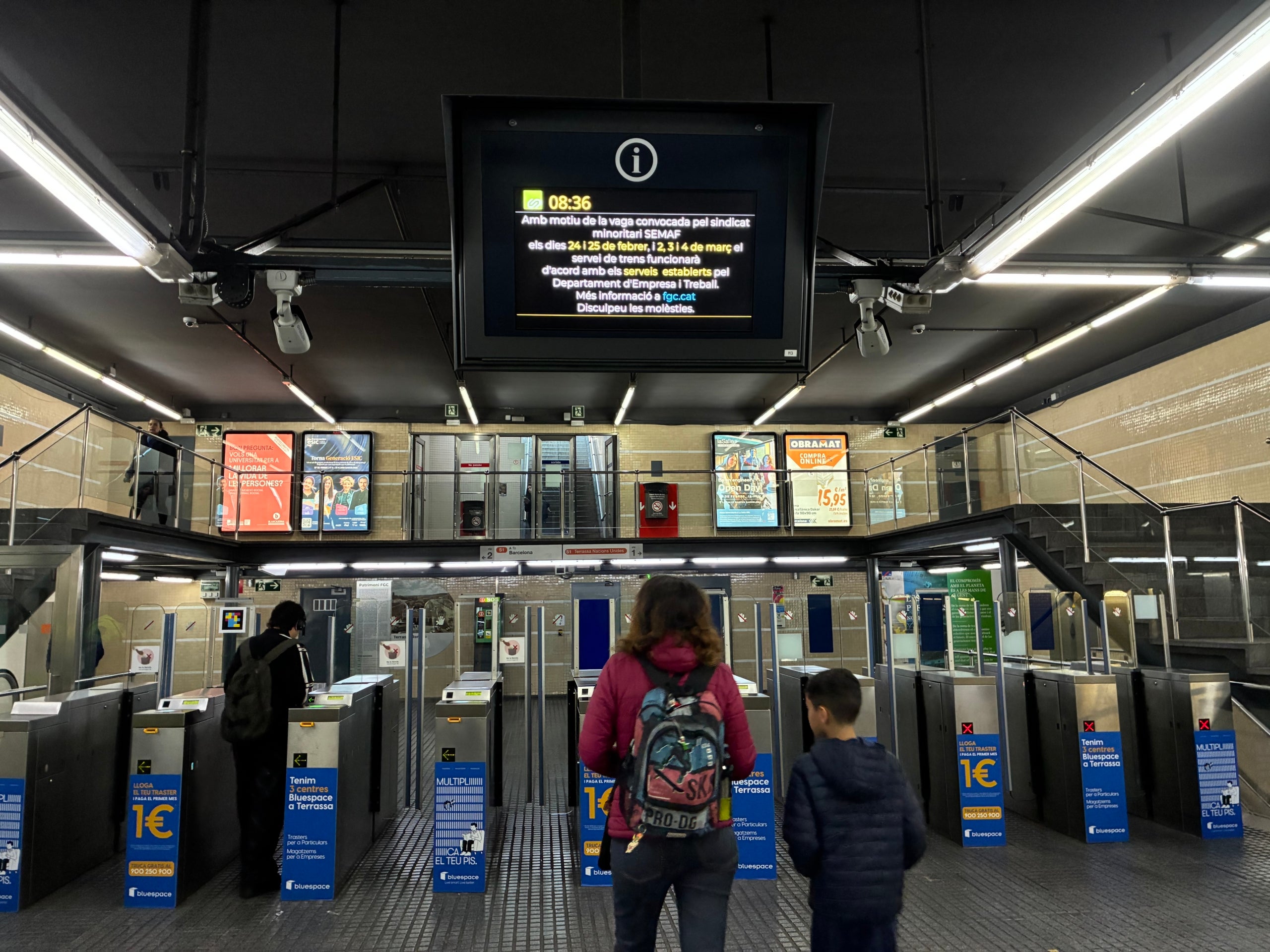 Pantalla de l'estació Terrassa Rambla dels FGC avisant dels serveis mínims per la vaga de maquinistes el 24 i 25 de febrer i el 2, 3 i 4 de març | Vicenç Batalla