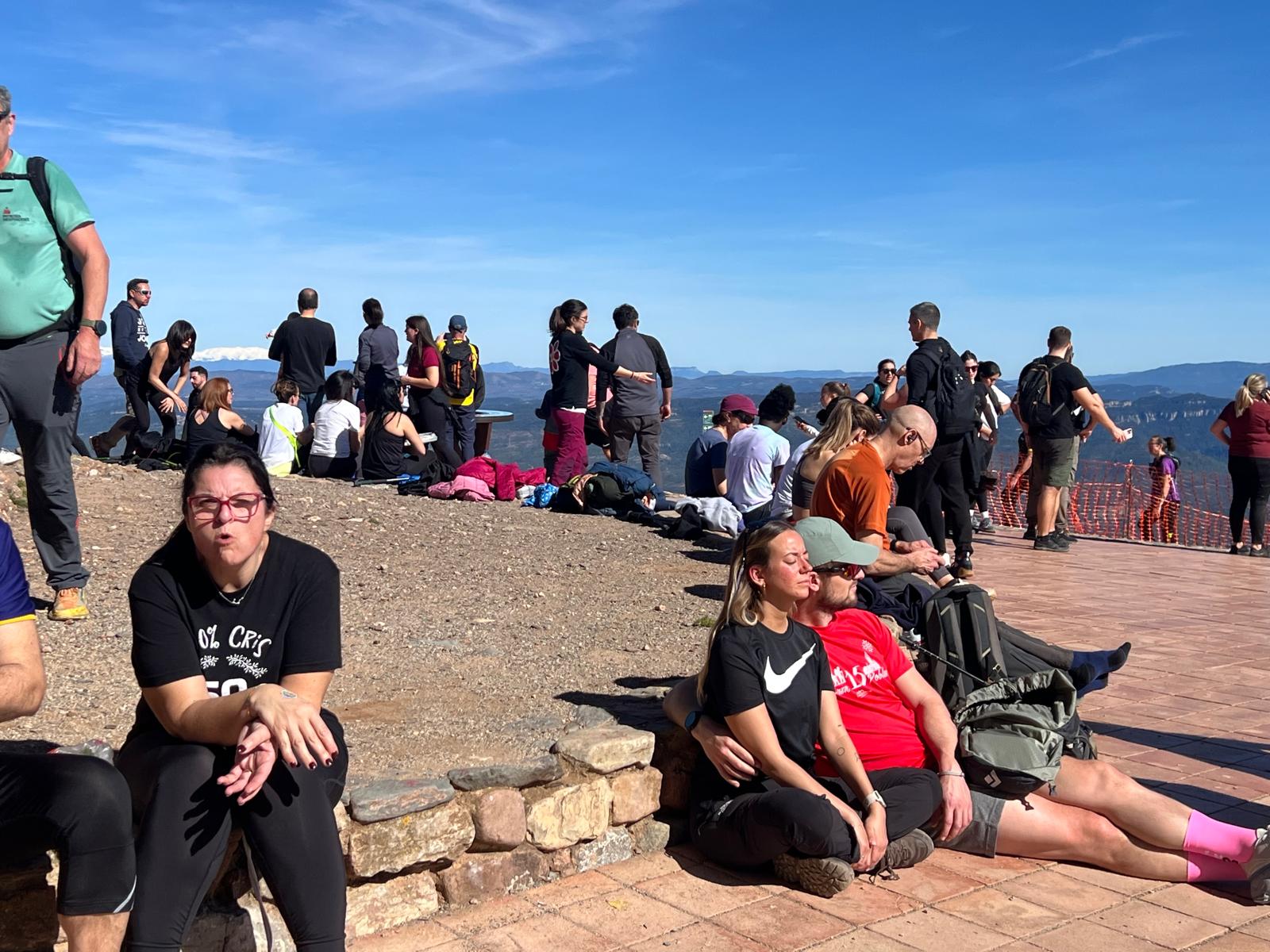 Després de molts caps de setmana de pluja i vent, aquest diumenge, dia 22 de febrer, el cel ens ha donat una treva i hem pogut gaudir d’un dia majestuós. Tot i trobar-nos a finals de febrer, la temperatura era d’allò més primaveral, i això ha fet que moltíssima gent s’animés a pujar fins a dalt del cim de La Mola. L’esplanada s’ha omplert d’excursionistes que han aprofitat per estirar les cames amb la família i amics, i gaudir de les esplèndides vistes des d’aquest mirador vallesà.