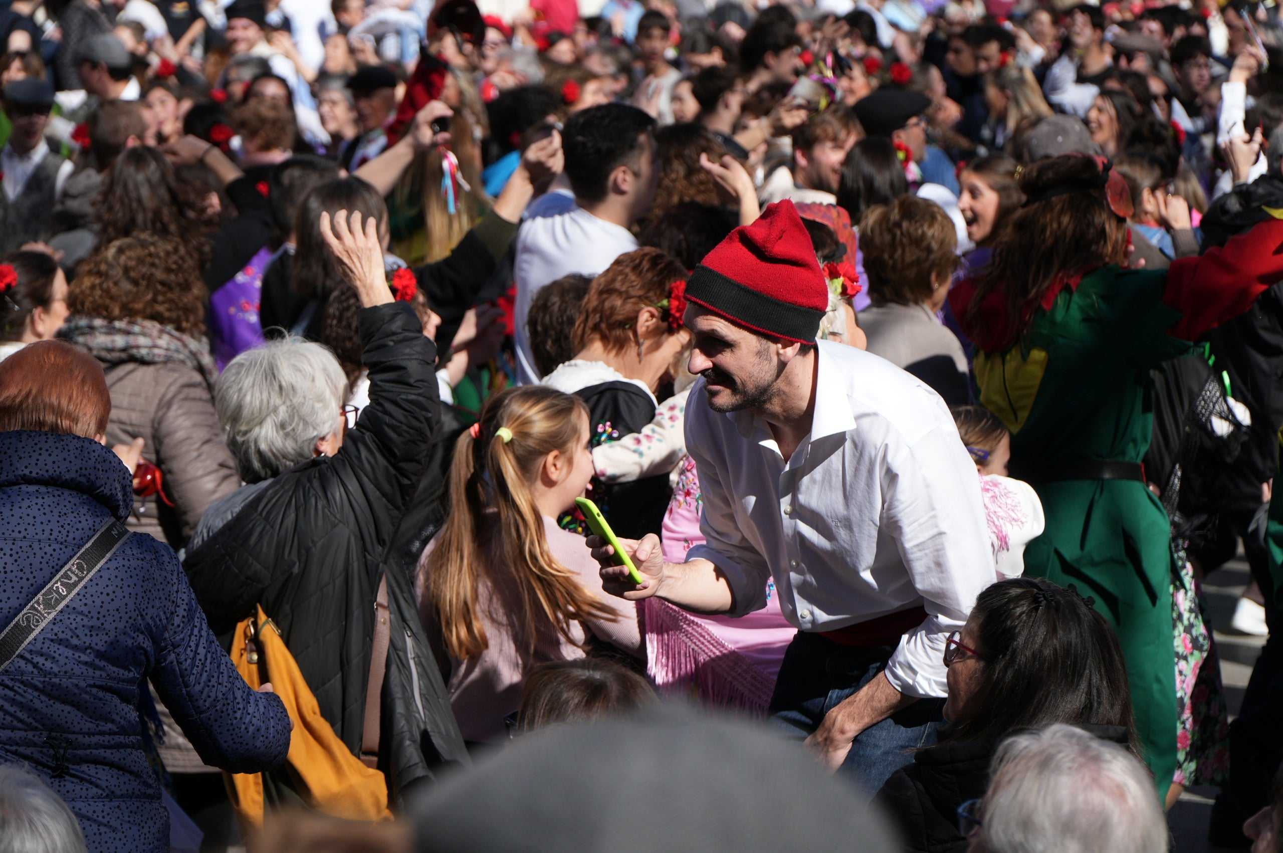 La plaça Vella ha acollit aquest dissabte la III Ballada Popular de Gitanes amb rècord de participació. 272 dansaires han omplert d’ambient festiu una plaça en què no hi cabia ni una agulla. Ha estat una ballada plena de simbolisme i energia, amb música en directe, el ball de diablots i l’entrada solemne de les gitanes, encapçalades pel cavaller, tal com marca la tradició.