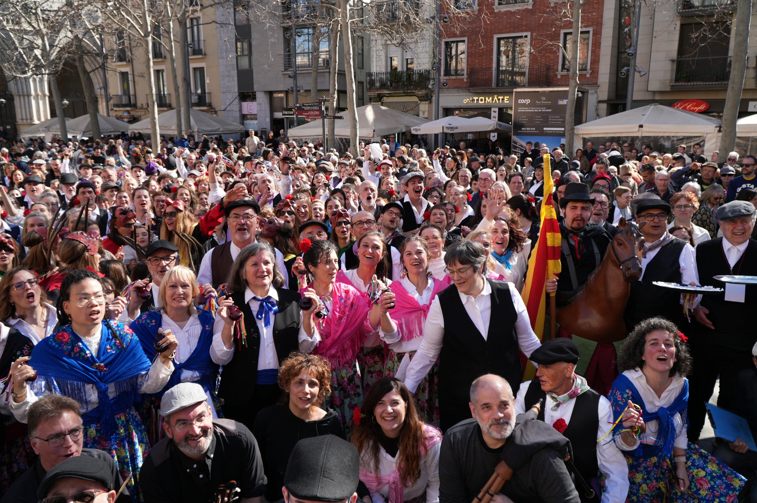 La plaça Vella ha acollit aquest dissabte la III Ballada Popular de Gitanes amb rècord de participació. 272 dansaires han omplert d’ambient festiu una plaça en què no hi cabia ni una agulla. Ha estat una ballada plena de simbolisme i energia, amb música en directe, el ball de diablots i l’entrada solemne de les gitanes, encapçalades pel cavaller, tal com marca la tradició.
