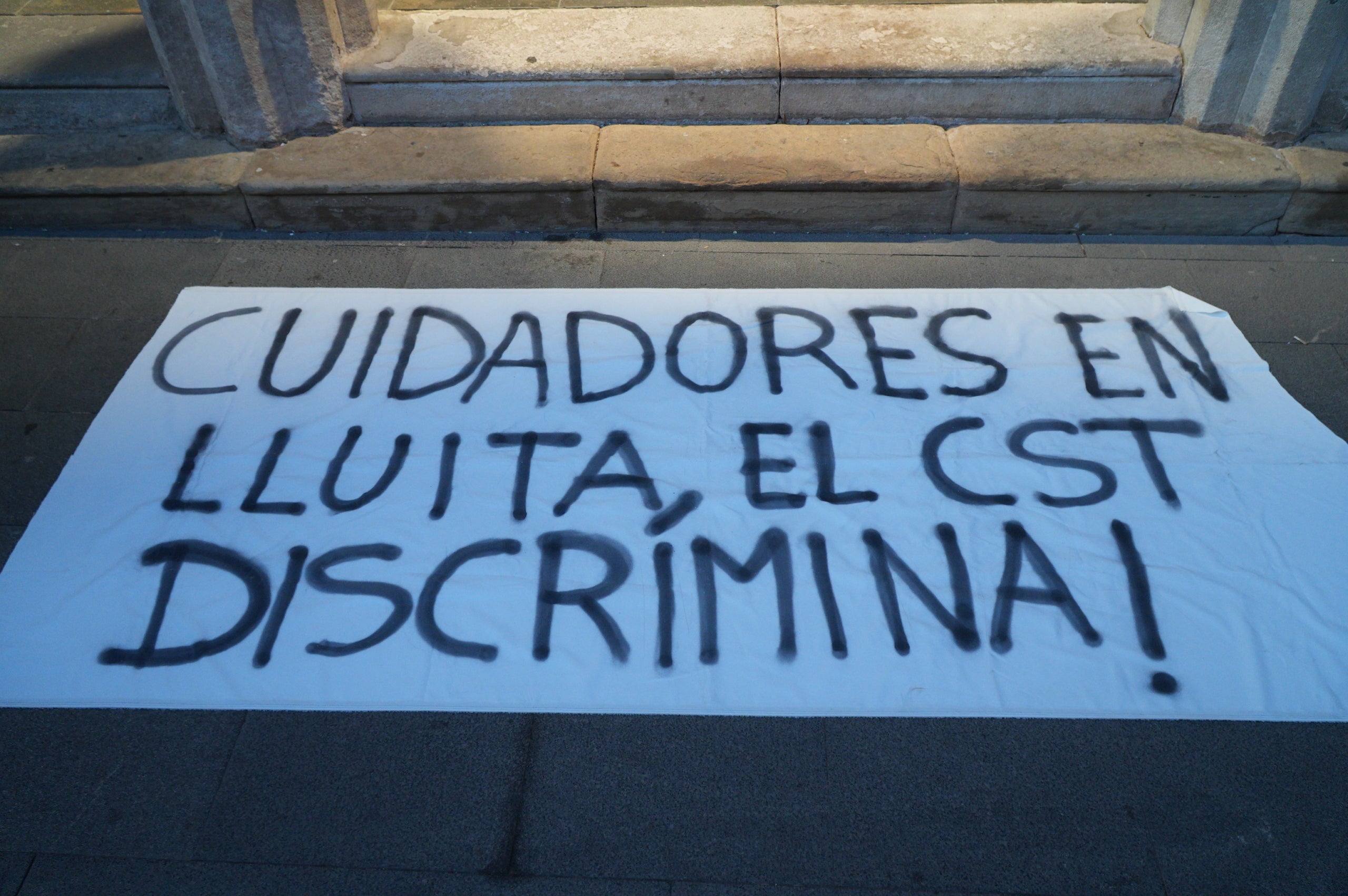 Les cuidadores de l'hospital de Sant Llàtzer han sortit al carrer per demanar unes millors condicions laborals. 'Som 35 cuidadores, treballant 1.800 hores i cobrant 1.050 euros al mes. El CST ens discrimina', ha criticat Eli Ramírez, una d'aquestes cuidadores, al MónTerrassa. Segons expliquen, el seu objectiu és que 'ens igualin les nostres condicions a la resta de treballadors del CST'. 'Si no ho volen fer per nosaltres, que ho facin pels avis, que s'ho mereixen', ha conclòs Ramírez | Jan Romero