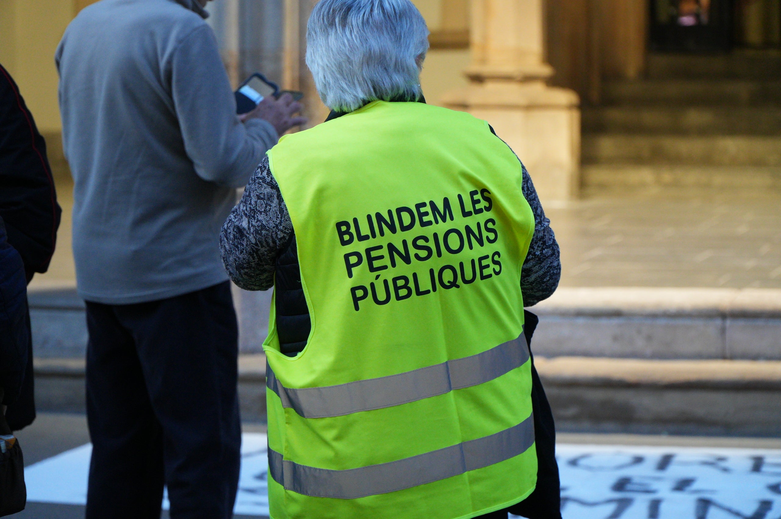 Les cuidadores de l'hospital de Sant Llàtzer han sortit al carrer per demanar unes millors condicions laborals. 'Som 35 cuidadores, treballant 1.800 hores i cobrant 1.050 euros al mes. El CST ens discrimina', ha criticat Eli Ramírez, una d'aquestes cuidadores, al MónTerrassa. Segons expliquen, el seu objectiu és que 'ens igualin les nostres condicions a la resta de treballadors del CST'. 'Si no ho volen fer per nosaltres, que ho facin pels avis, que s'ho mereixen', ha conclòs Ramírez | Jan Romero