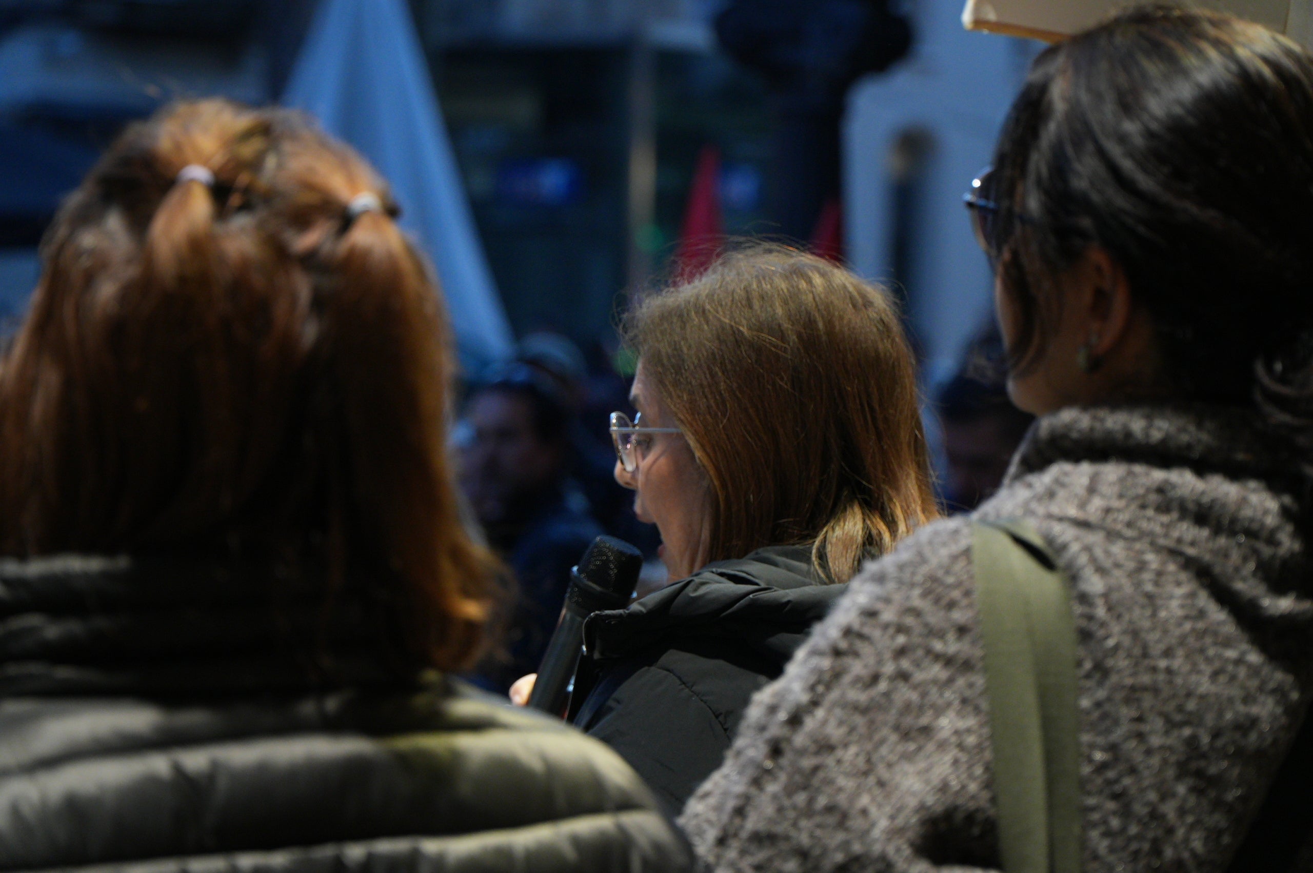 Les cuidadores de l'hospital de Sant Llàtzer han sortit al carrer per demanar unes millors condicions laborals. 'Som 35 cuidadores, treballant 1.800 hores i cobrant 1.050 euros al mes. El CST ens discrimina', ha criticat Eli Ramírez, una d'aquestes cuidadores, al MónTerrassa. Segons expliquen, el seu objectiu és que 'ens igualin les nostres condicions a la resta de treballadors del CST'. 'Si no ho volen fer per nosaltres, que ho facin pels avis, que s'ho mereixen', ha conclòs Ramírez | Jan Romero