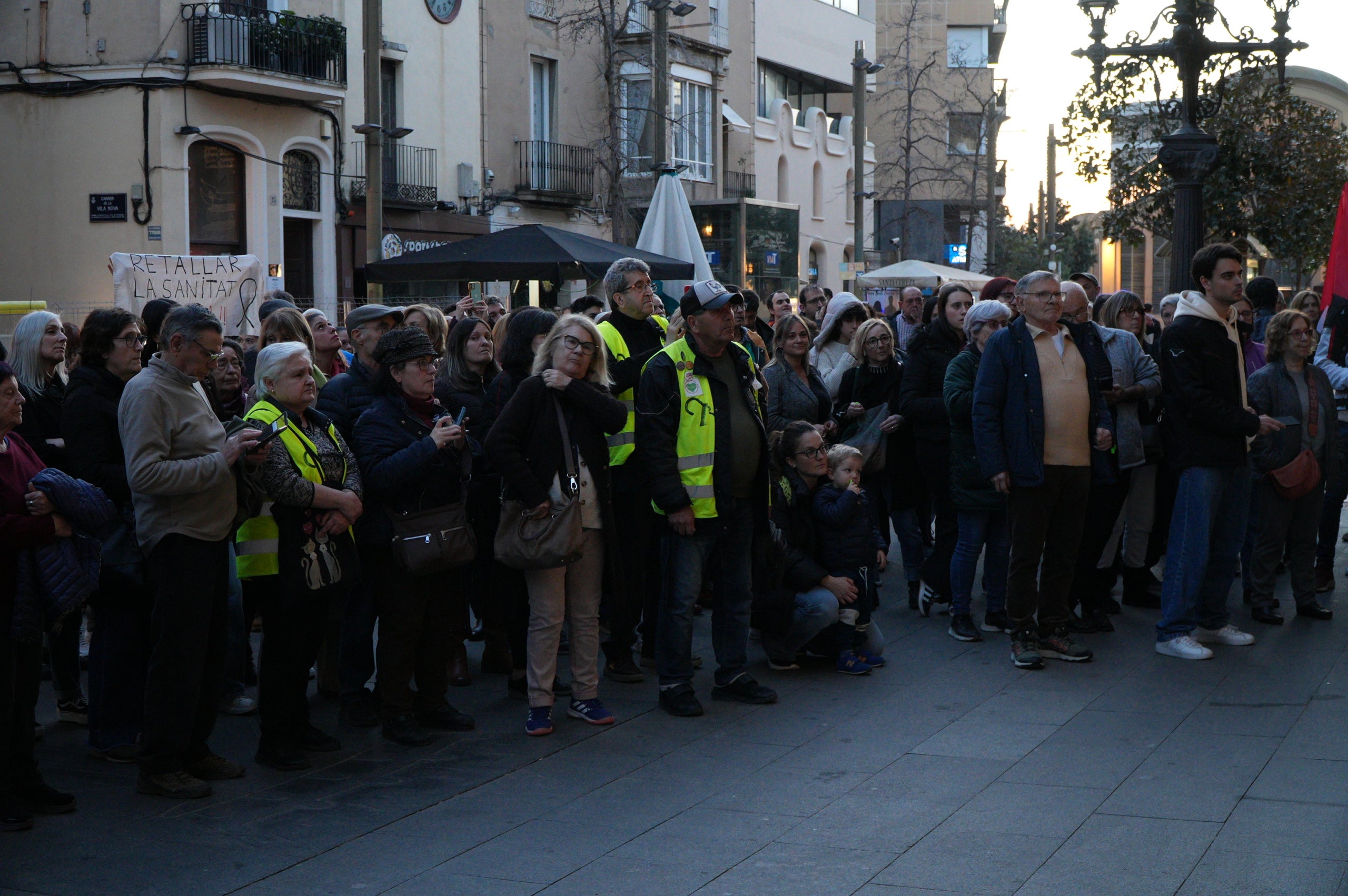 Les cuidadores de l'hospital de Sant Llàtzer han sortit al carrer per demanar unes millors condicions laborals. 'Som 35 cuidadores, treballant 1.800 hores i cobrant 1.050 euros al mes. El CST ens discrimina', ha criticat Eli Ramírez, una d'aquestes cuidadores, al MónTerrassa. Segons expliquen, el seu objectiu és que 'ens igualin les nostres condicions a la resta de treballadors del CST'. 'Si no ho volen fer per nosaltres, que ho facin pels avis, que s'ho mereixen', ha conclòs Ramírez | Jan Romero