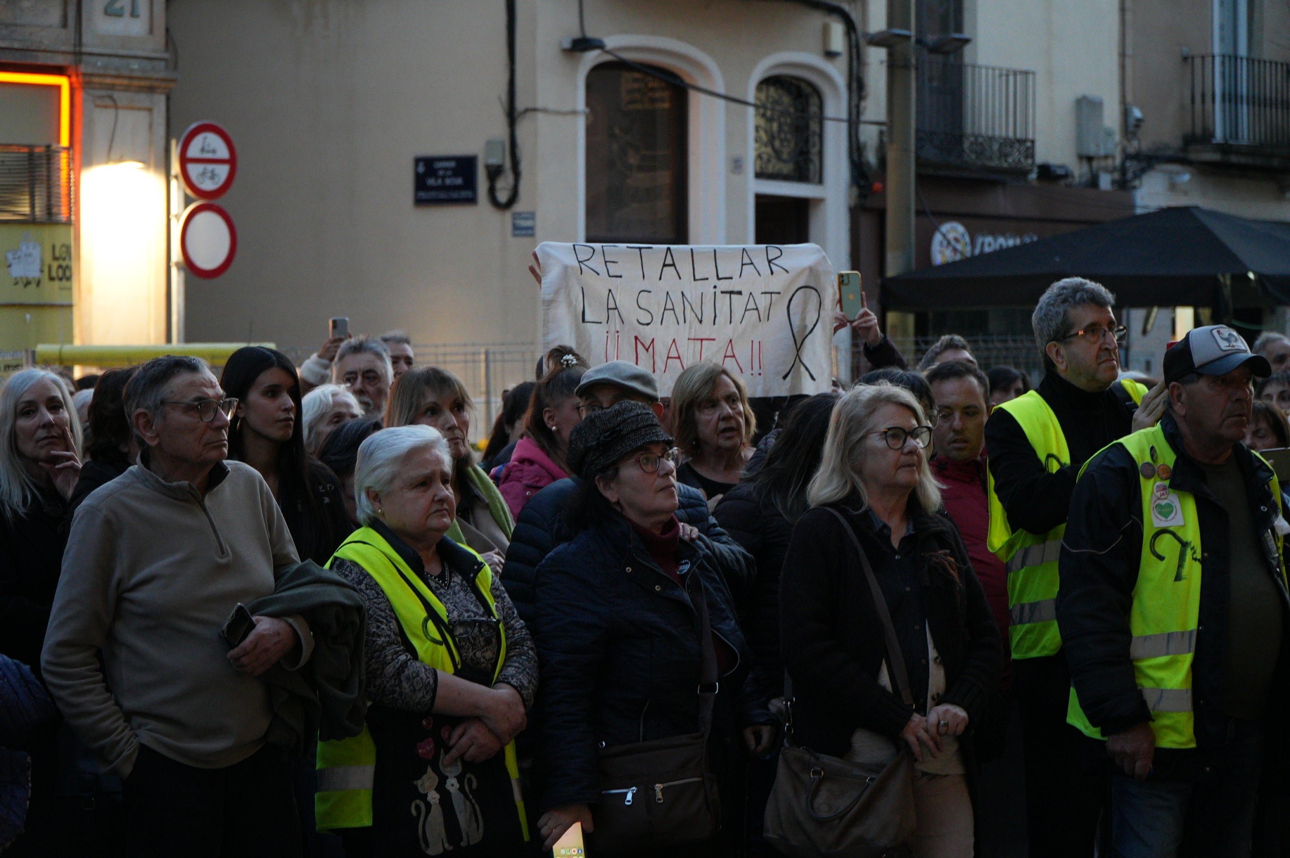 Les cuidadores de l'hospital de Sant Llàtzer han sortit al carrer per demanar unes millors condicions laborals. 'Som 35 cuidadores, treballant 1.800 hores i cobrant 1.050 euros al mes. El CST ens discrimina', ha criticat Eli Ramírez, una d'aquestes cuidadores, al MónTerrassa. Segons expliquen, el seu objectiu és que 'ens igualin les nostres condicions a la resta de treballadors del CST'. 'Si no ho volen fer per nosaltres, que ho facin pels avis, que s'ho mereixen', ha conclòs Ramírez | Jan Romero