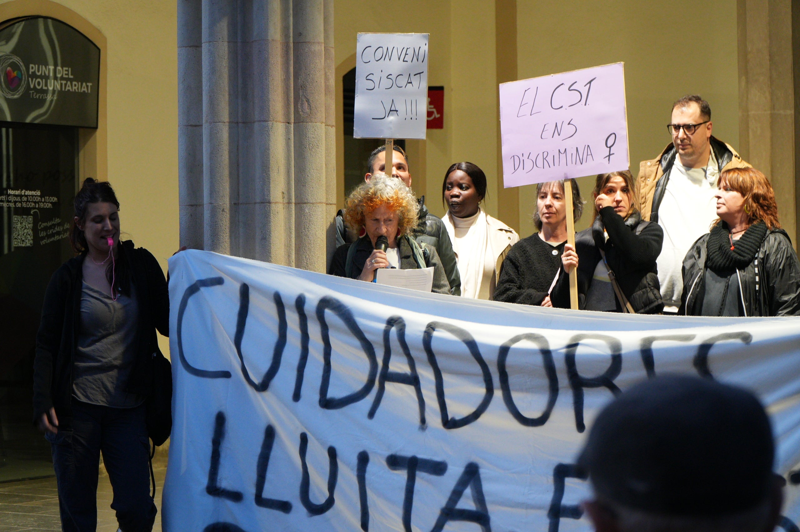 Les cuidadores de l'hospital de Sant Llàtzer han sortit al carrer per demanar unes millors condicions laborals. 'Som 35 cuidadores, treballant 1.800 hores i cobrant 1.050 euros al mes. El CST ens discrimina', ha criticat Eli Ramírez, una d'aquestes cuidadores, al MónTerrassa. Segons expliquen, el seu objectiu és que 'ens igualin les nostres condicions a la resta de treballadors del CST'. 'Si no ho volen fer per nosaltres, que ho facin pels avis, que s'ho mereixen', ha conclòs Ramírez | Jan Romero