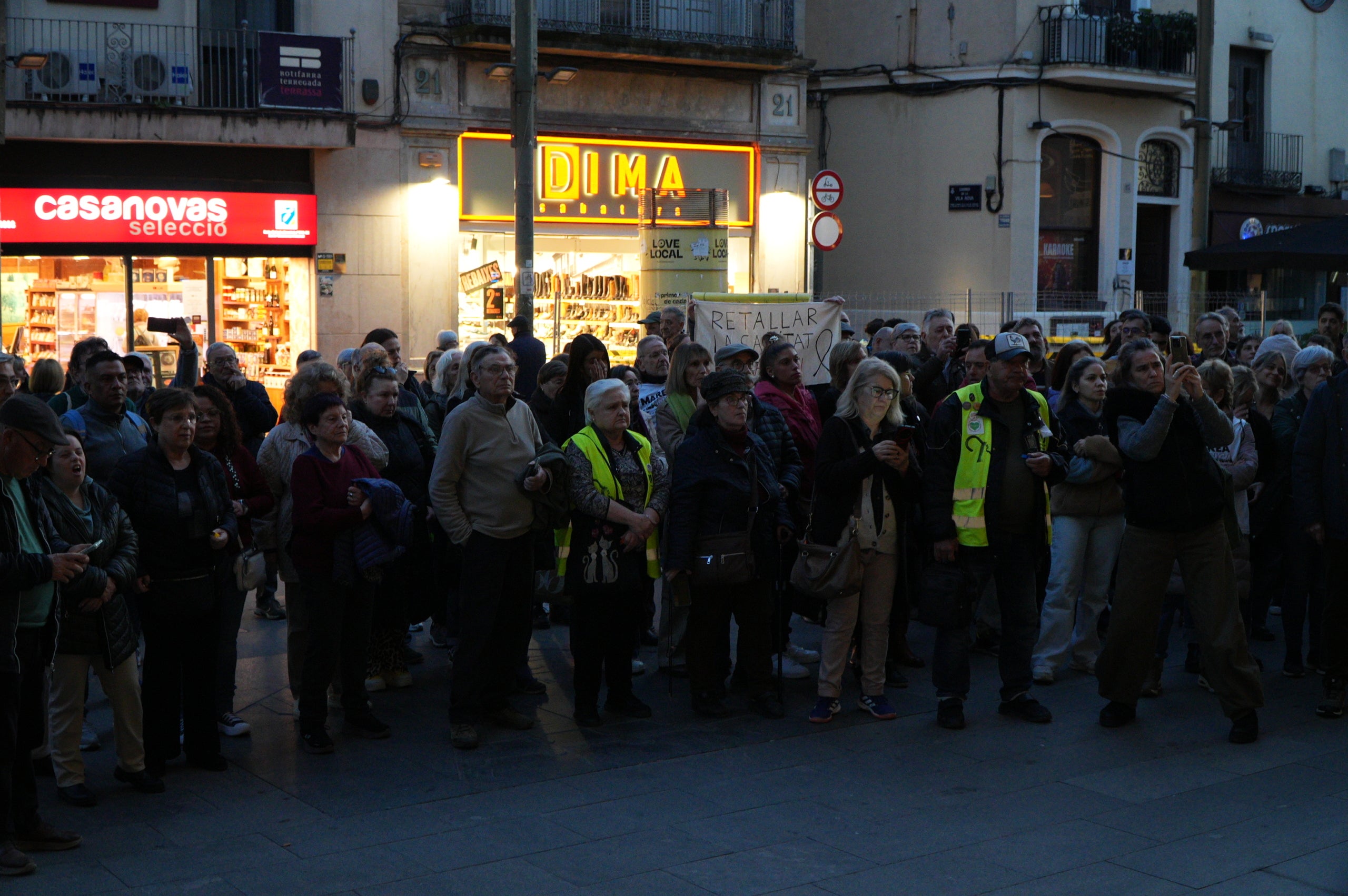 Les cuidadores de l'hospital de Sant Llàtzer han sortit al carrer per demanar unes millors condicions laborals. 'Som 35 cuidadores, treballant 1.800 hores i cobrant 1.050 euros al mes. El CST ens discrimina', ha criticat Eli Ramírez, una d'aquestes cuidadores, al MónTerrassa. Segons expliquen, el seu objectiu és que 'ens igualin les nostres condicions a la resta de treballadors del CST'. 'Si no ho volen fer per nosaltres, que ho facin pels avis, que s'ho mereixen', ha conclòs Ramírez | Jan Romero