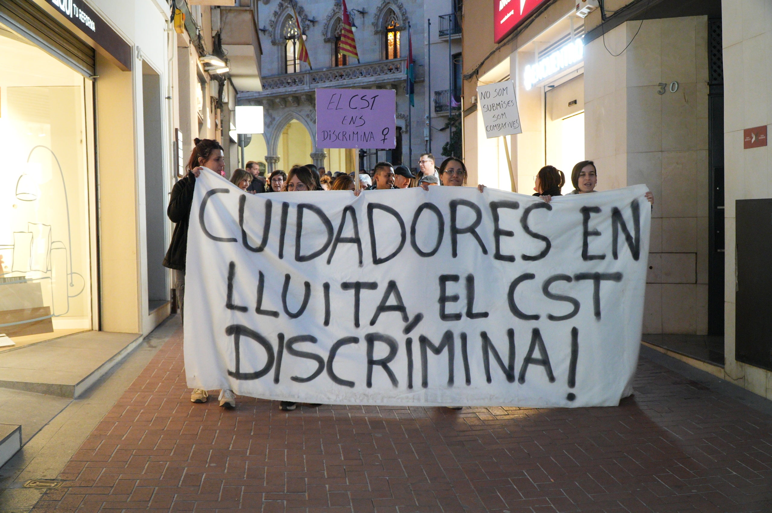 Les cuidadores de l'hospital de Sant Llàtzer han sortit al carrer per demanar unes millors condicions laborals. 'Som 35 cuidadores, treballant 1.800 hores i cobrant 1.050 euros al mes. El CST ens discrimina', ha criticat Eli Ramírez, una d'aquestes cuidadores, al MónTerrassa. Segons expliquen, el seu objectiu és que 'ens igualin les nostres condicions a la resta de treballadors del CST'. 'Si no ho volen fer per nosaltres, que ho facin pels avis, que s'ho mereixen', ha conclòs Ramírez | Jan Romero