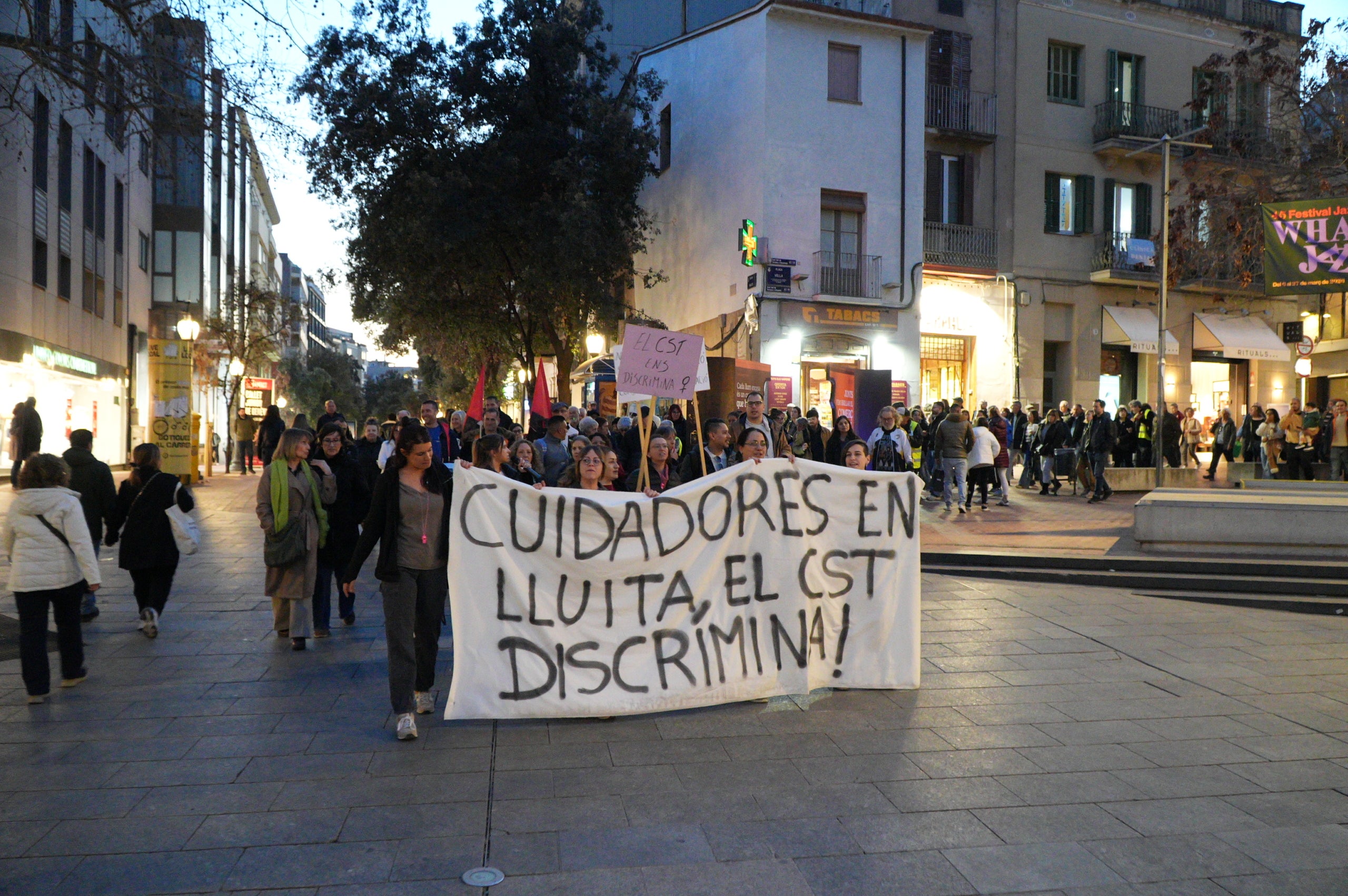 Les cuidadores de l'hospital de Sant Llàtzer han sortit al carrer per demanar unes millors condicions laborals. 'Som 35 cuidadores, treballant 1.800 hores i cobrant 1.050 euros al mes. El CST ens discrimina', ha criticat Eli Ramírez, una d'aquestes cuidadores, al MónTerrassa. Segons expliquen, el seu objectiu és que 'ens igualin les nostres condicions a la resta de treballadors del CST'. 'Si no ho volen fer per nosaltres, que ho facin pels avis, que s'ho mereixen', ha conclòs Ramírez | Jan Romero
