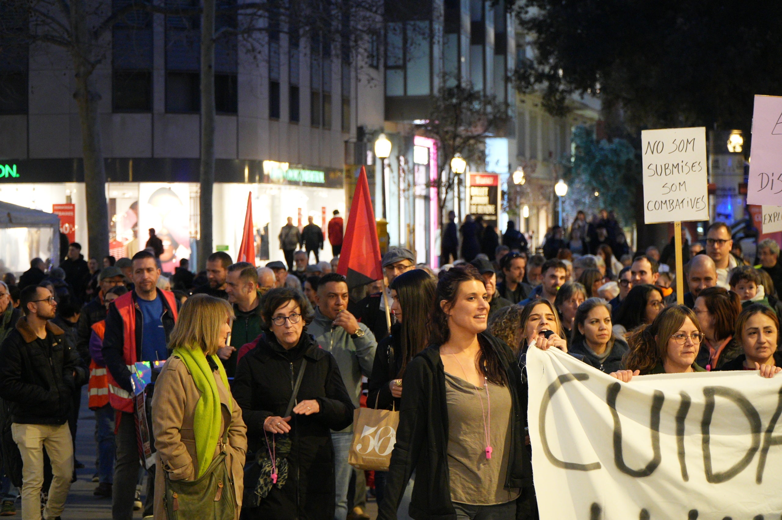 Les cuidadores de l'hospital de Sant Llàtzer han sortit al carrer per demanar unes millors condicions laborals. 'Som 35 cuidadores, treballant 1.800 hores i cobrant 1.050 euros al mes. El CST ens discrimina', ha criticat Eli Ramírez, una d'aquestes cuidadores, al MónTerrassa. Segons expliquen, el seu objectiu és que 'ens igualin les nostres condicions a la resta de treballadors del CST'. 'Si no ho volen fer per nosaltres, que ho facin pels avis, que s'ho mereixen', ha conclòs Ramírez | Jan Romero