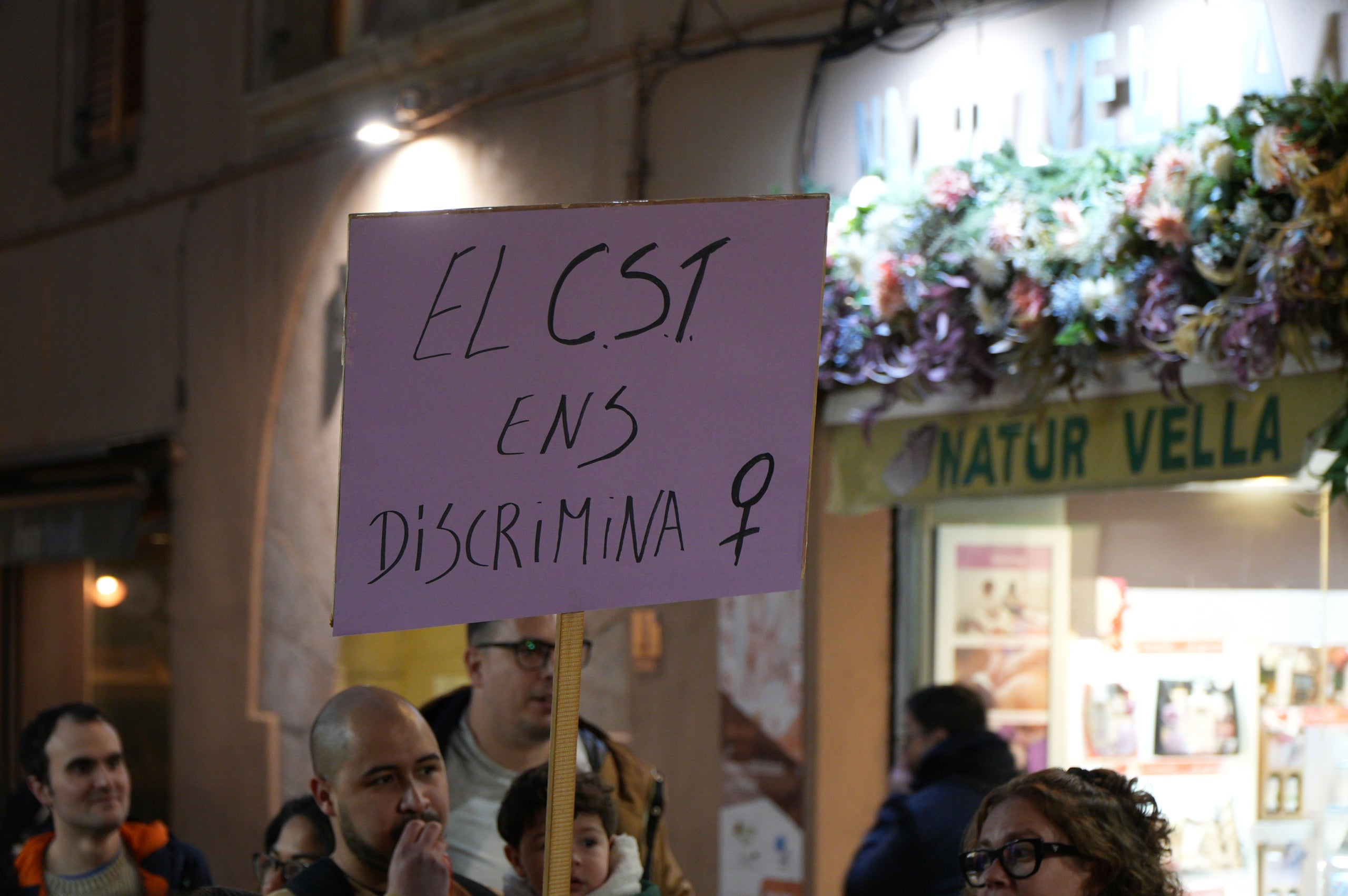 Les cuidadores de l'hospital de Sant Llàtzer han sortit al carrer per demanar unes millors condicions laborals. 'Som 35 cuidadores, treballant 1.800 hores i cobrant 1.050 euros al mes. El CST ens discrimina', ha criticat Eli Ramírez, una d'aquestes cuidadores, al MónTerrassa. Segons expliquen, el seu objectiu és que 'ens igualin les nostres condicions a la resta de treballadors del CST'. 'Si no ho volen fer per nosaltres, que ho facin pels avis, que s'ho mereixen', ha conclòs Ramírez | Jan Romero