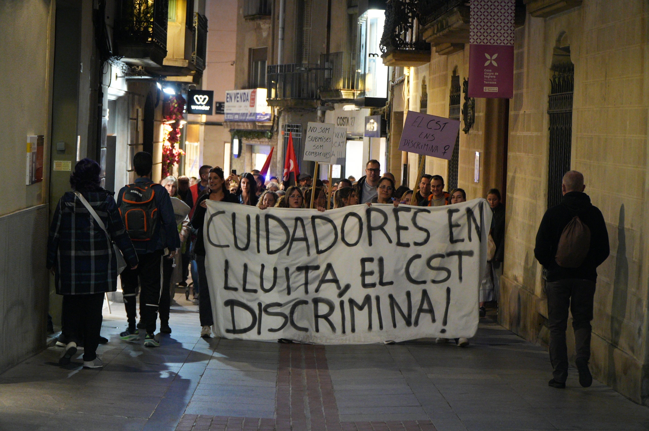 Les cuidadores de l'hospital de Sant Llàtzer han sortit al carrer per demanar unes millors condicions laborals. 'Som 35 cuidadores, treballant 1.800 hores i cobrant 1.050 euros al mes. El CST ens discrimina', ha criticat Eli Ramírez, una d'aquestes cuidadores, al MónTerrassa. Segons expliquen, el seu objectiu és que 'ens igualin les nostres condicions a la resta de treballadors del CST'. 'Si no ho volen fer per nosaltres, que ho facin pels avis, que s'ho mereixen', ha conclòs Ramírez | Jan Romero