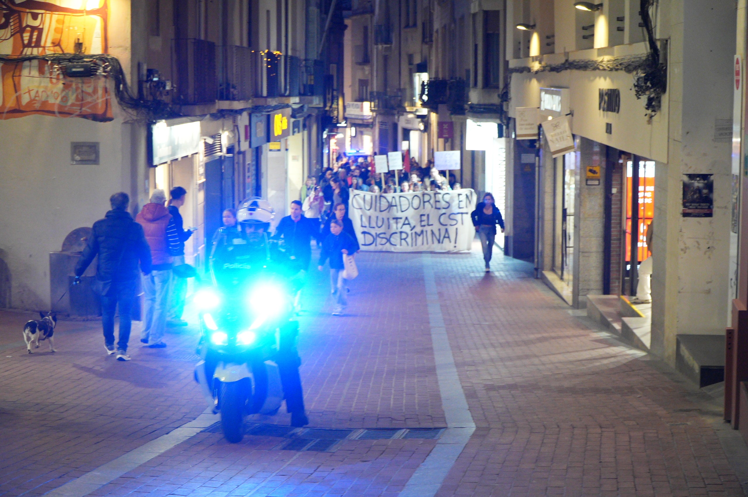 Les cuidadores de l'hospital de Sant Llàtzer han sortit al carrer per demanar unes millors condicions laborals. 'Som 35 cuidadores, treballant 1.800 hores i cobrant 1.050 euros al mes. El CST ens discrimina', ha criticat Eli Ramírez, una d'aquestes cuidadores, al MónTerrassa. Segons expliquen, el seu objectiu és que 'ens igualin les nostres condicions a la resta de treballadors del CST'. 'Si no ho volen fer per nosaltres, que ho facin pels avis, que s'ho mereixen', ha conclòs Ramírez | Jan Romero