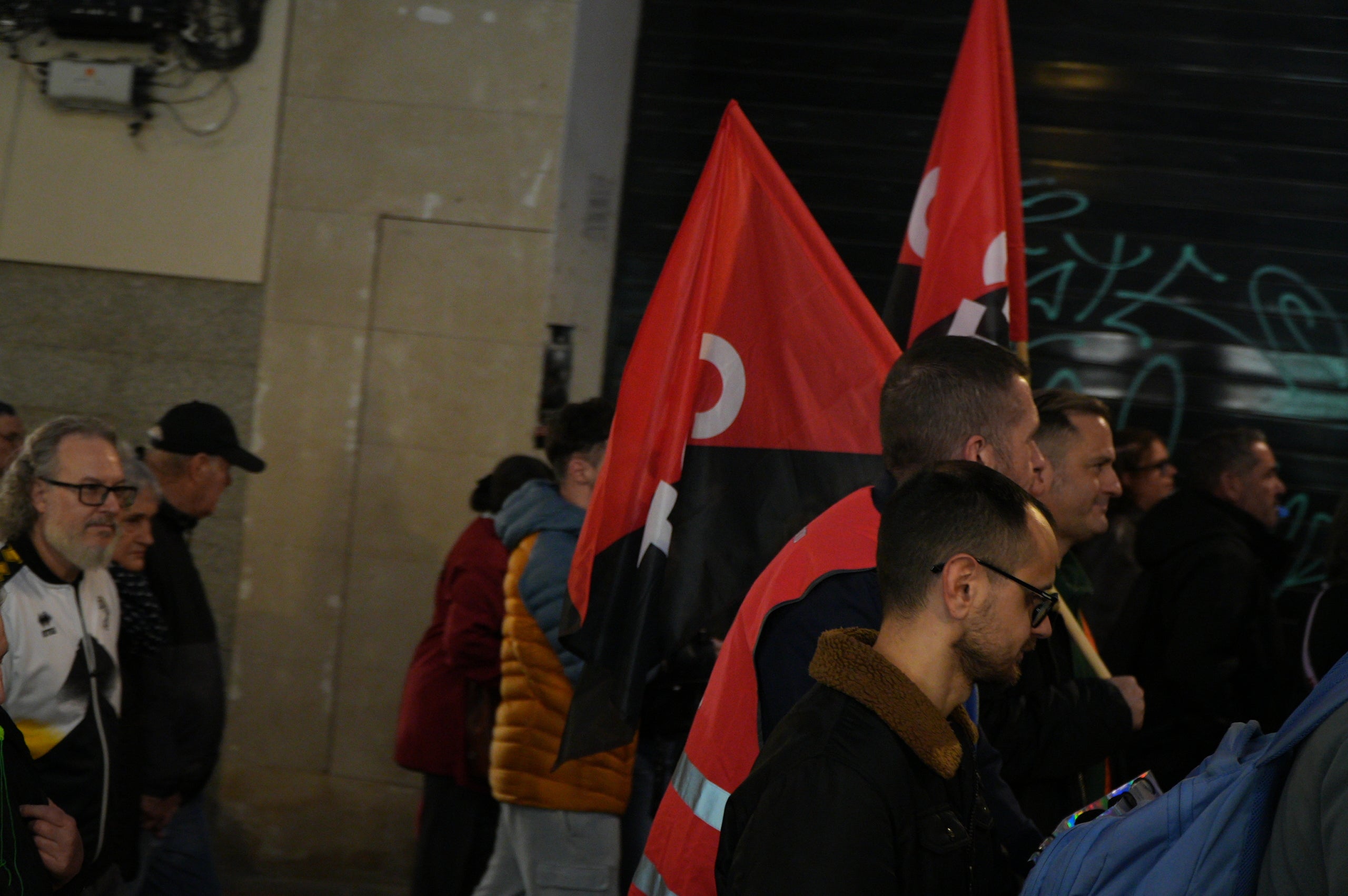 Les cuidadores de l'hospital de Sant Llàtzer han sortit al carrer per demanar unes millors condicions laborals. 'Som 35 cuidadores, treballant 1.800 hores i cobrant 1.050 euros al mes. El CST ens discrimina', ha criticat Eli Ramírez, una d'aquestes cuidadores, al MónTerrassa. Segons expliquen, el seu objectiu és que 'ens igualin les nostres condicions a la resta de treballadors del CST'. 'Si no ho volen fer per nosaltres, que ho facin pels avis, que s'ho mereixen', ha conclòs Ramírez | Jan Romero