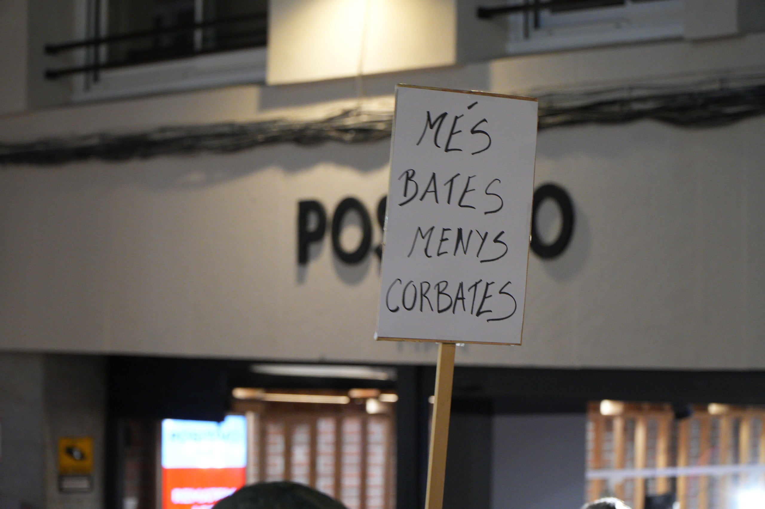 Les cuidadores de l'hospital de Sant Llàtzer han sortit al carrer per demanar unes millors condicions laborals. 'Som 35 cuidadores, treballant 1.800 hores i cobrant 1.050 euros al mes. El CST ens discrimina', ha criticat Eli Ramírez, una d'aquestes cuidadores, al MónTerrassa. Segons expliquen, el seu objectiu és que 'ens igualin les nostres condicions a la resta de treballadors del CST'. 'Si no ho volen fer per nosaltres, que ho facin pels avis, que s'ho mereixen', ha conclòs Ramírez | Jan Romero