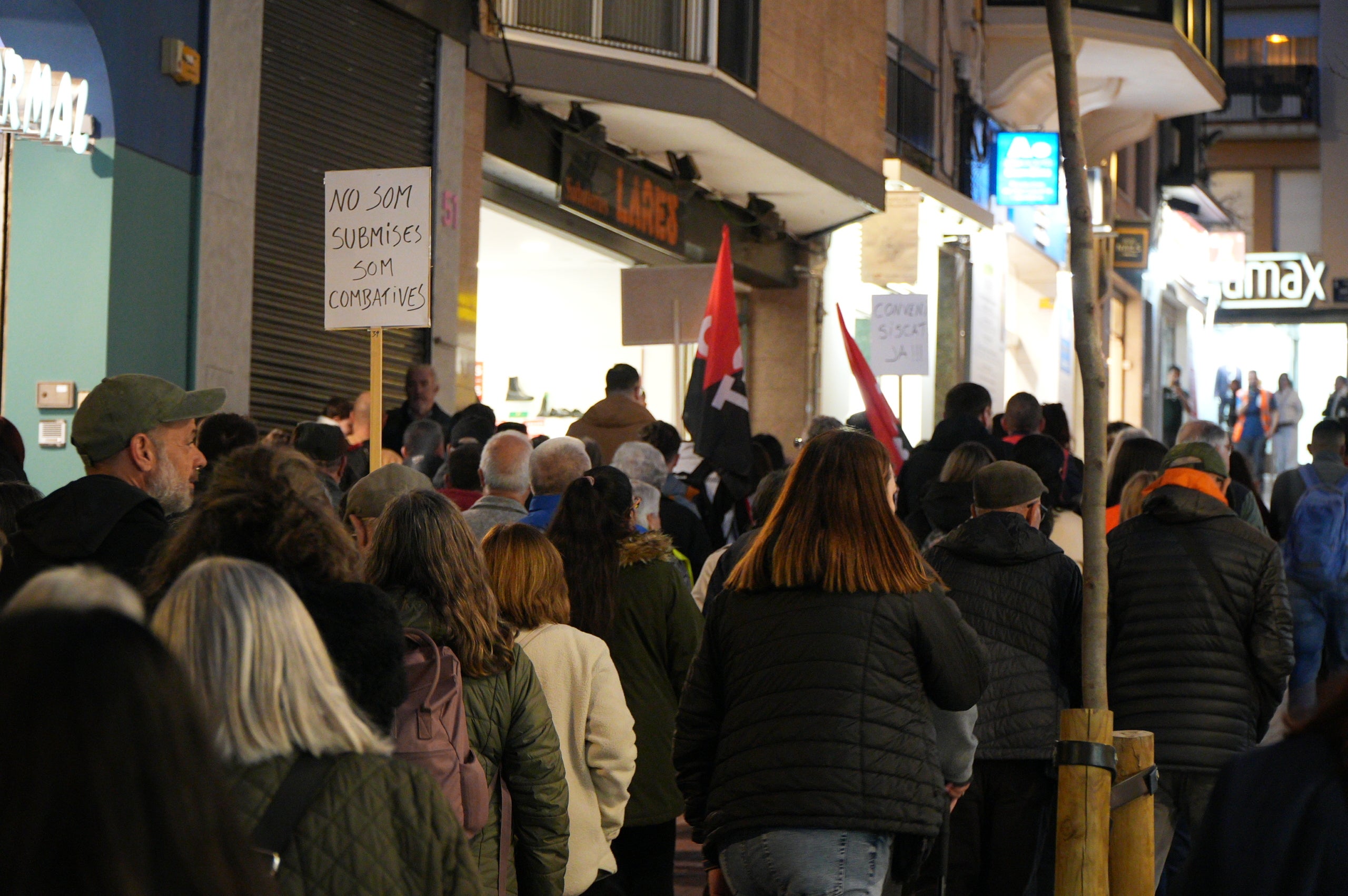 Les cuidadores de l'hospital de Sant Llàtzer han sortit al carrer per demanar unes millors condicions laborals. 'Som 35 cuidadores, treballant 1.800 hores i cobrant 1.050 euros al mes. El CST ens discrimina', ha criticat Eli Ramírez, una d'aquestes cuidadores, al MónTerrassa. Segons expliquen, el seu objectiu és que 'ens igualin les nostres condicions a la resta de treballadors del CST'. 'Si no ho volen fer per nosaltres, que ho facin pels avis, que s'ho mereixen', ha conclòs Ramírez | Jan Romero