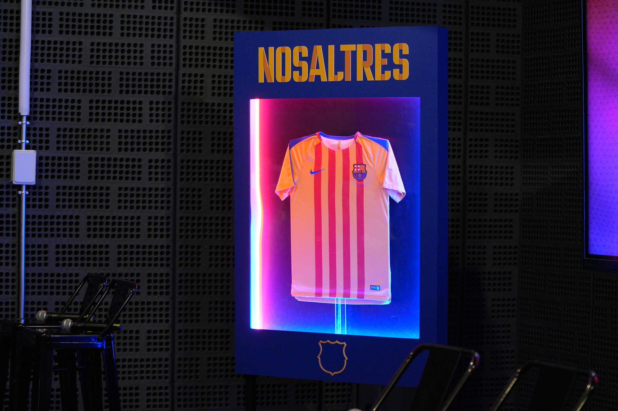 El precandidat a les eleccions del Futbol Club Barcelona, Víctor Font, ha realitzat un acte aquest dilluns al vespre al Vapor de Prodis dirigit als socis i sòcies blaugranes del Vallès Occidental. Durant l'acte, Font ha presentat la seva candidatura 'Nosaltres Barça' i ha explicat el projecte econòmic i esportiu que vol impulsar com a president | Jan Romero