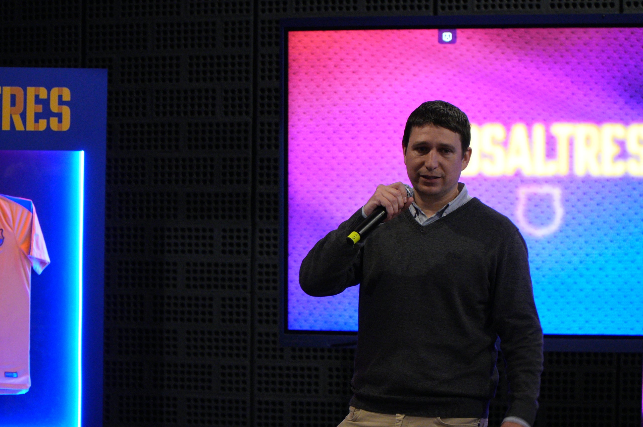 El precandidat a les eleccions del Futbol Club Barcelona, Víctor Font, ha realitzat un acte aquest dilluns al vespre al Vapor de Prodis dirigit als socis i sòcies blaugranes del Vallès Occidental. Durant l'acte, Font ha presentat la seva candidatura 'Nosaltres Barça' i ha explicat el projecte econòmic i esportiu que vol impulsar com a president | Jan Romero