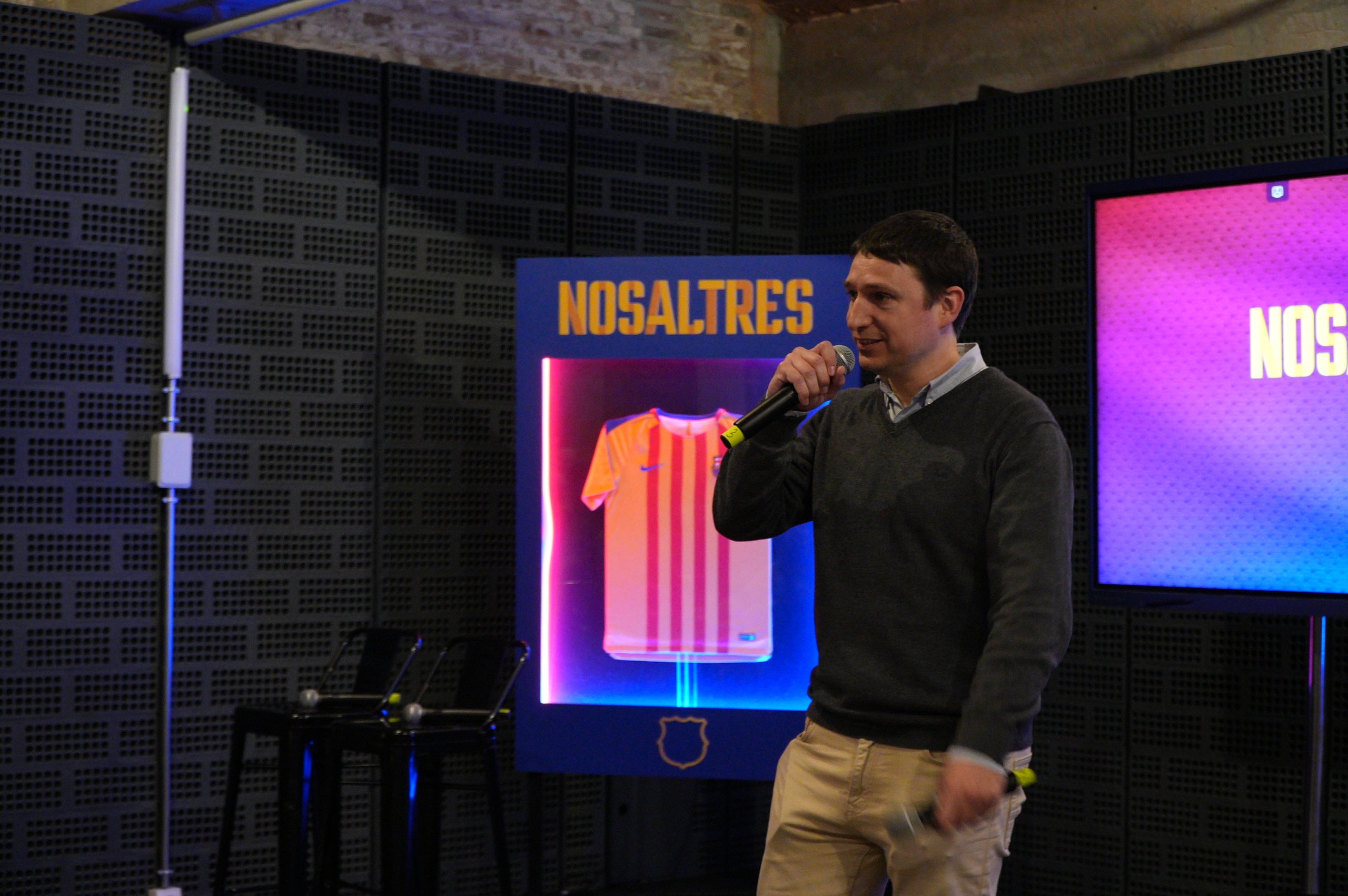 El precandidat a les eleccions del Futbol Club Barcelona, Víctor Font, ha realitzat un acte aquest dilluns al vespre al Vapor de Prodis dirigit als socis i sòcies blaugranes del Vallès Occidental. Durant l'acte, Font ha presentat la seva candidatura 'Nosaltres Barça' i ha explicat el projecte econòmic i esportiu que vol impulsar com a president | Jan Romero