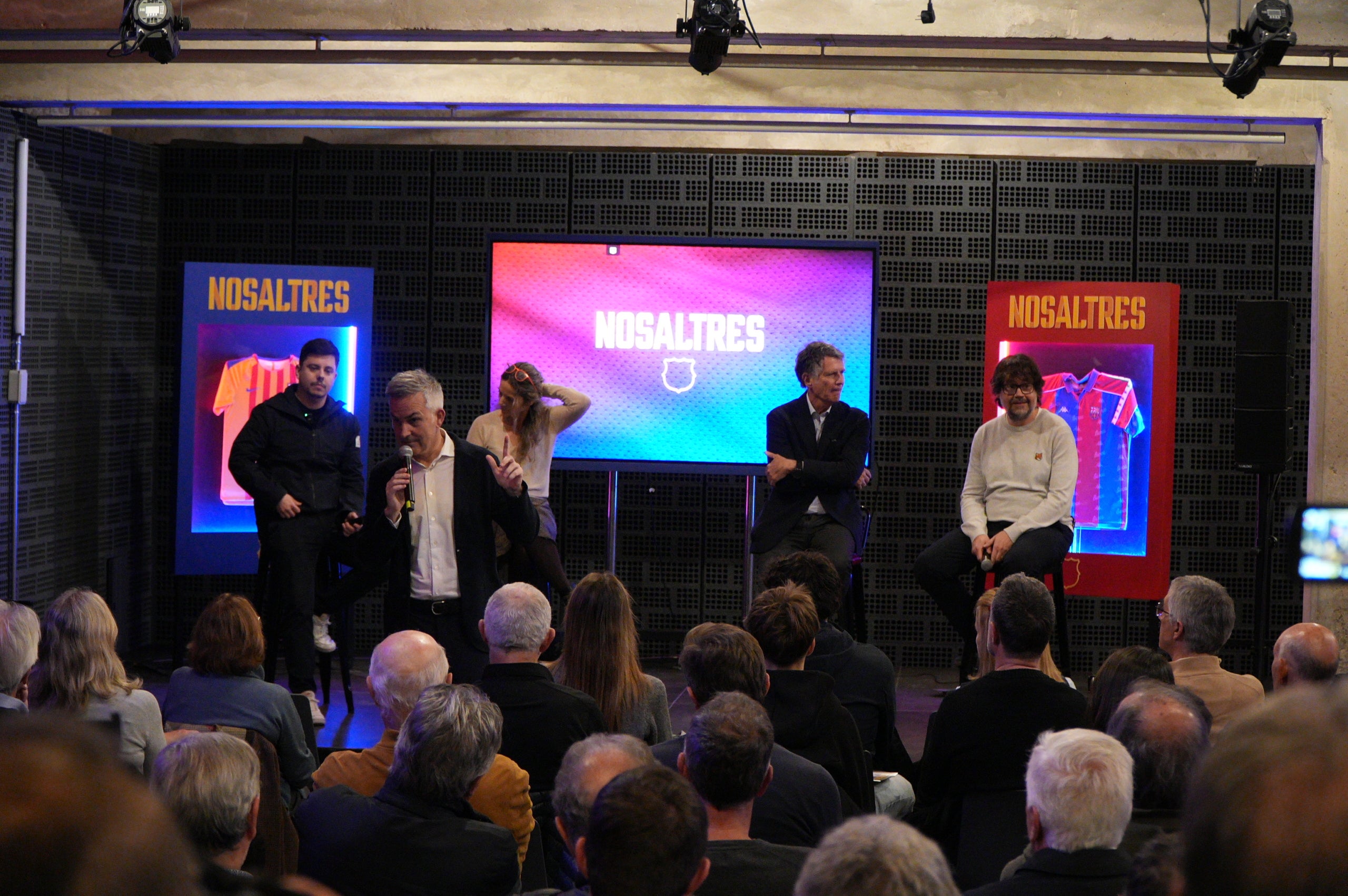 El precandidat a les eleccions del Futbol Club Barcelona, Víctor Font, ha realitzat un acte aquest dilluns al vespre al Vapor de Prodis dirigit als socis i sòcies blaugranes del Vallès Occidental. Durant l'acte, Font ha presentat la seva candidatura 'Nosaltres Barça' i ha explicat el projecte econòmic i esportiu que vol impulsar com a president | Jan Romero