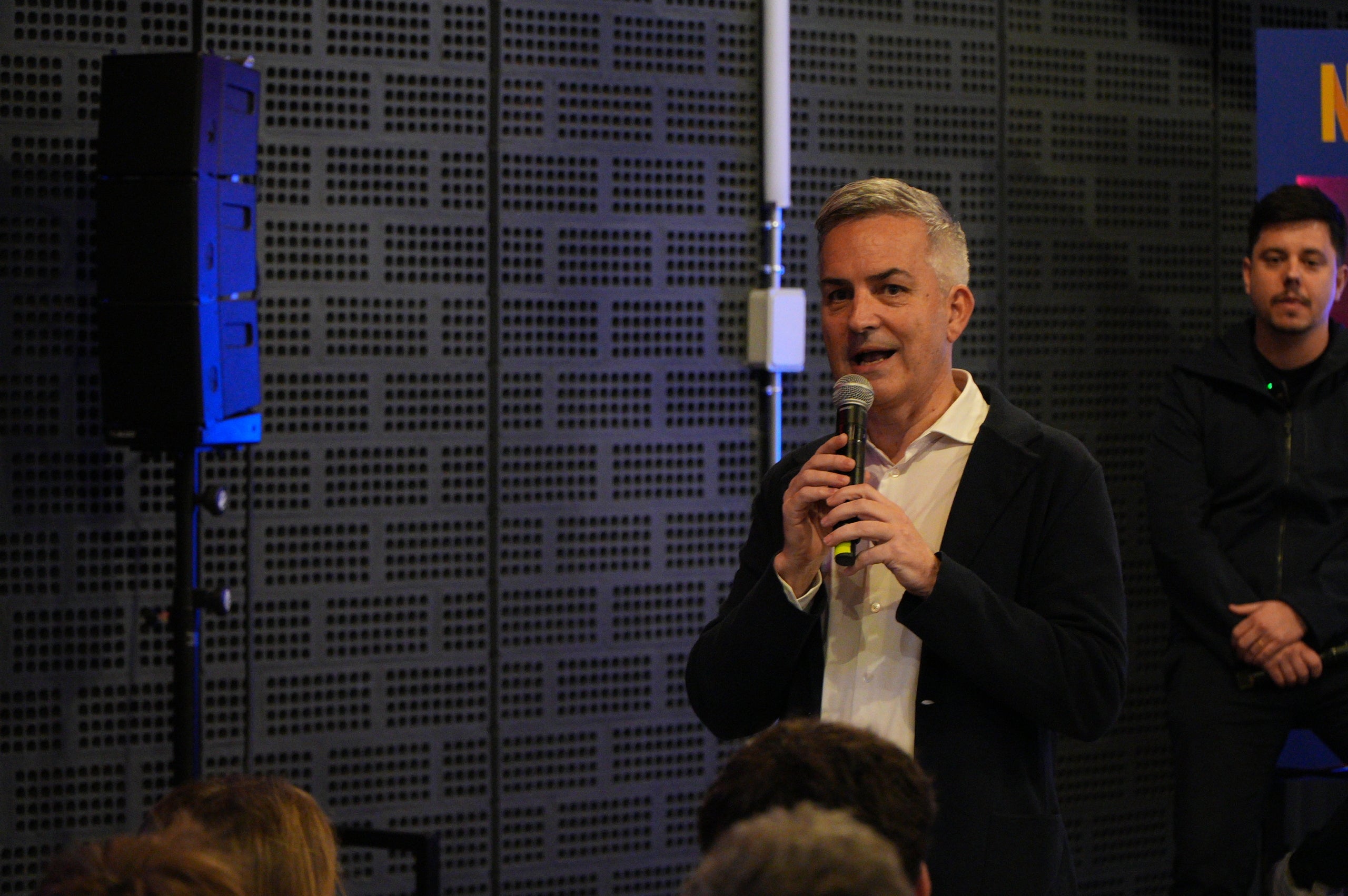 El precandidat a les eleccions del Futbol Club Barcelona, Víctor Font, ha realitzat un acte aquest dilluns al vespre al Vapor de Prodis dirigit als socis i sòcies blaugranes del Vallès Occidental. Durant l'acte, Font ha presentat la seva candidatura 'Nosaltres Barça' i ha explicat el projecte econòmic i esportiu que vol impulsar com a president | Jan Romero