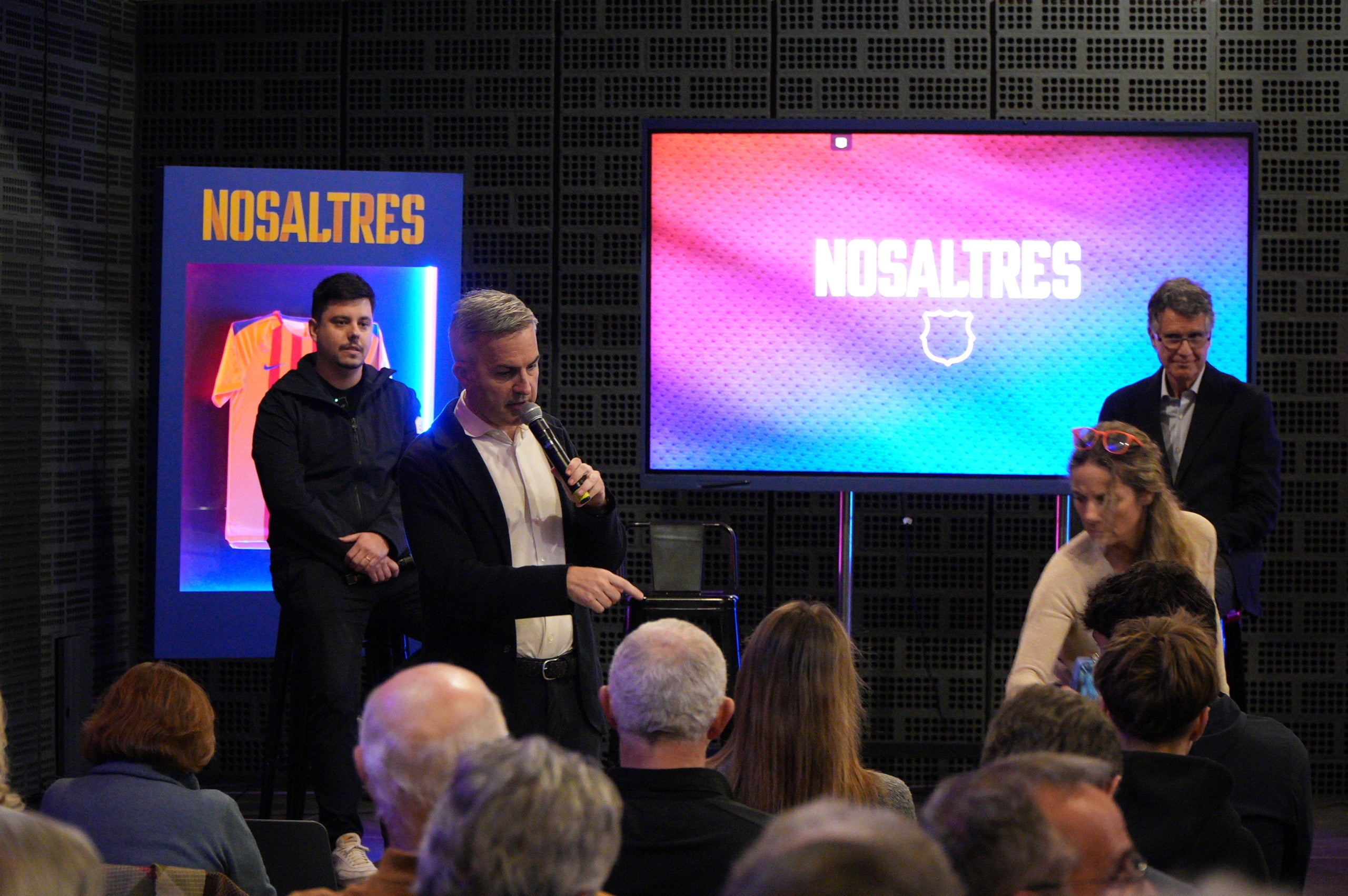 El precandidat a les eleccions del Futbol Club Barcelona, Víctor Font, ha realitzat un acte aquest dilluns al vespre al Vapor de Prodis dirigit als socis i sòcies blaugranes del Vallès Occidental. Durant l'acte, Font ha presentat la seva candidatura 'Nosaltres Barça' i ha explicat el projecte econòmic i esportiu que vol impulsar com a president | Jan Romero