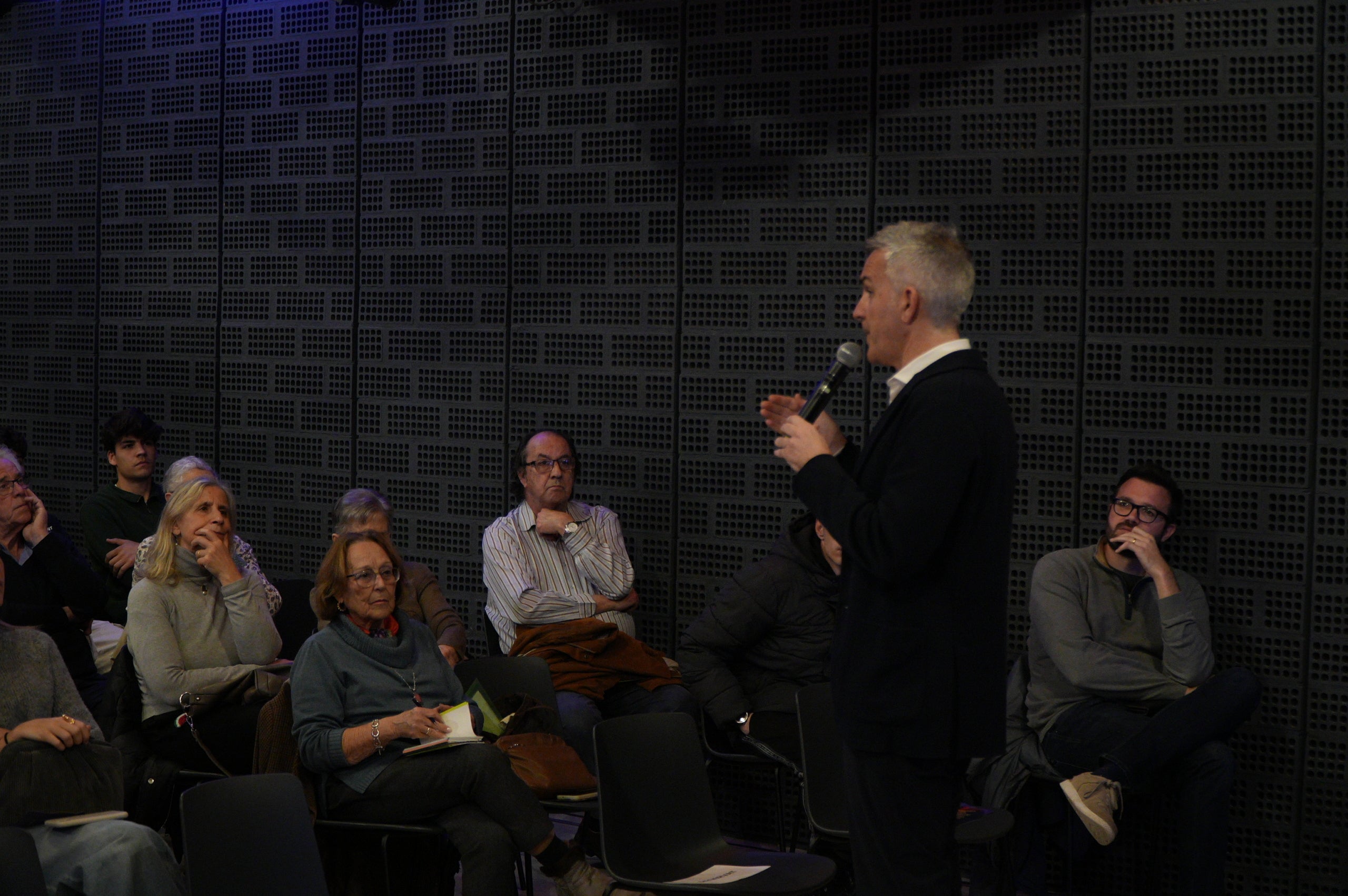 El precandidat a les eleccions del Futbol Club Barcelona, Víctor Font, ha realitzat un acte aquest dilluns al vespre al Vapor de Prodis dirigit als socis i sòcies blaugranes del Vallès Occidental. Durant l'acte, Font ha presentat la seva candidatura 'Nosaltres Barça' i ha explicat el projecte econòmic i esportiu que vol impulsar com a president | Jan Romero