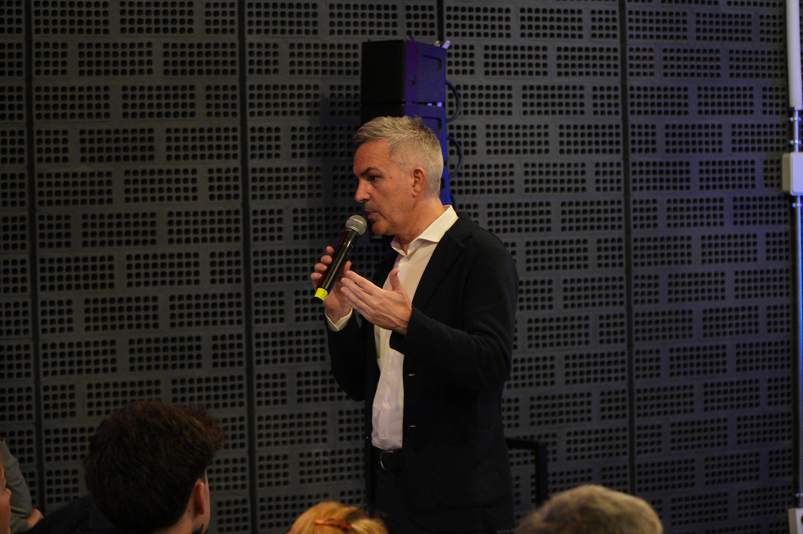 El precandidat a les eleccions del Futbol Club Barcelona, Víctor Font, ha realitzat un acte aquest dilluns al vespre al Vapor de Prodis dirigit als socis i sòcies blaugranes del Vallès Occidental. Durant l'acte, Font ha presentat la seva candidatura 'Nosaltres Barça' i ha explicat el projecte econòmic i esportiu que vol impulsar com a president | Jan Romero