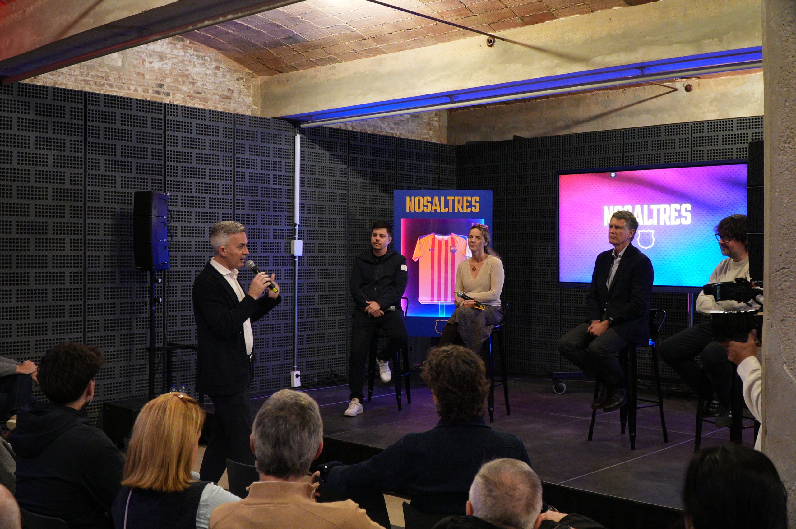 El precandidat a les eleccions del Futbol Club Barcelona, Víctor Font, ha realitzat un acte aquest dilluns al vespre al Vapor de Prodis dirigit als socis i sòcies blaugranes del Vallès Occidental. Durant l'acte, Font ha presentat la seva candidatura 'Nosaltres Barça' i ha explicat el projecte econòmic i esportiu que vol impulsar com a president | Jan Romero