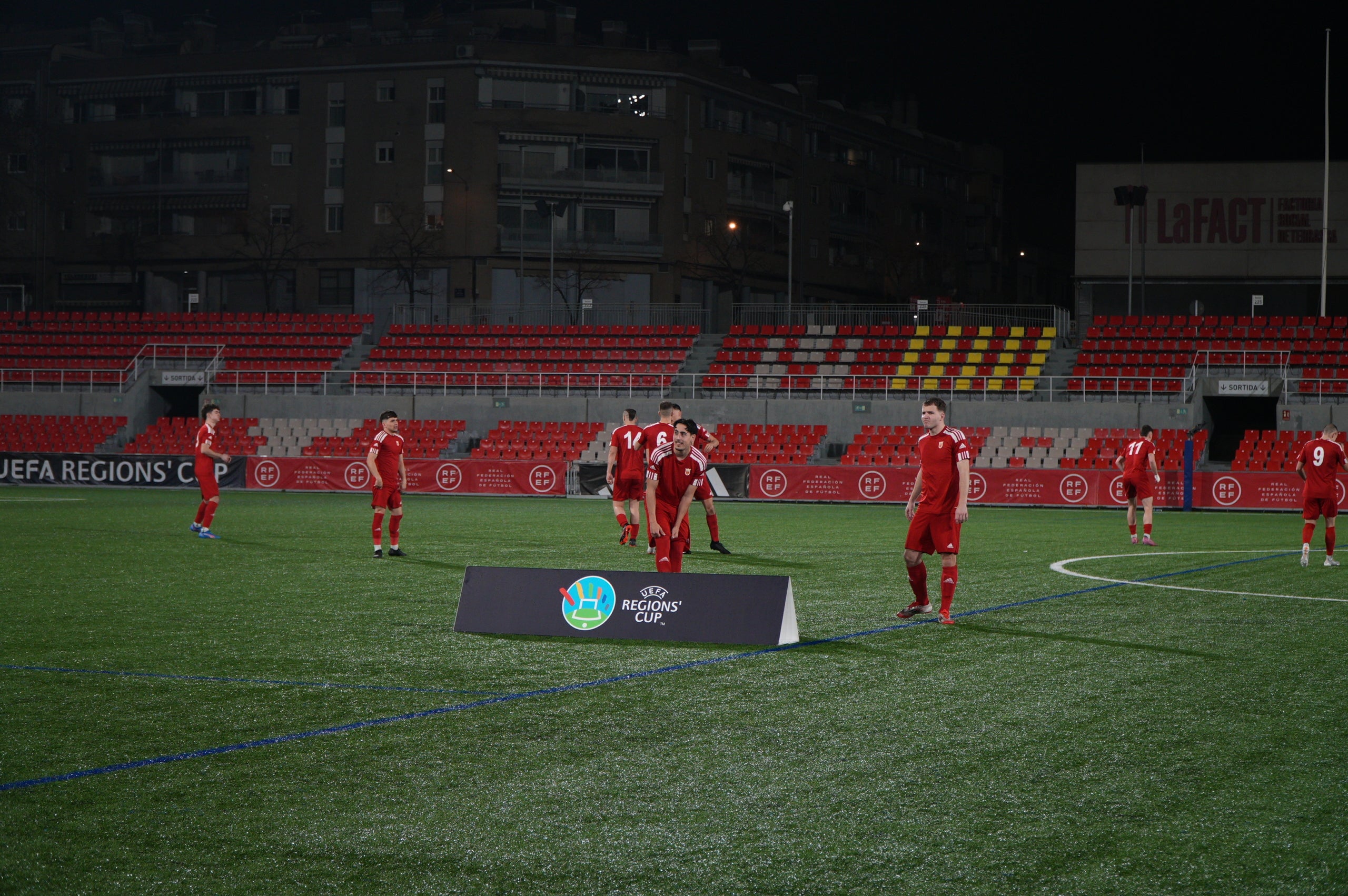 La selecció Catalana Amateur ha quedat eliminada de la Copa de Regions UEFA després de perdre la semifinal contra Navarra. El partit, disputat a l'estadi Olímpic de Terrassa, es va decidir a la pròrroga després que el matx arribés al xiulet final amb un empat a 2. En aquests 20 minuts addicionals, els navarresos van ser molt superiors, aconseguint el tercer i quart gol i eliminant als catalans de la competició. Aquest diumenge, 1 de març, es jugarà la final del torneig entre les Illes Canàries i Navarra a les 12:00 hores | Jan Romero