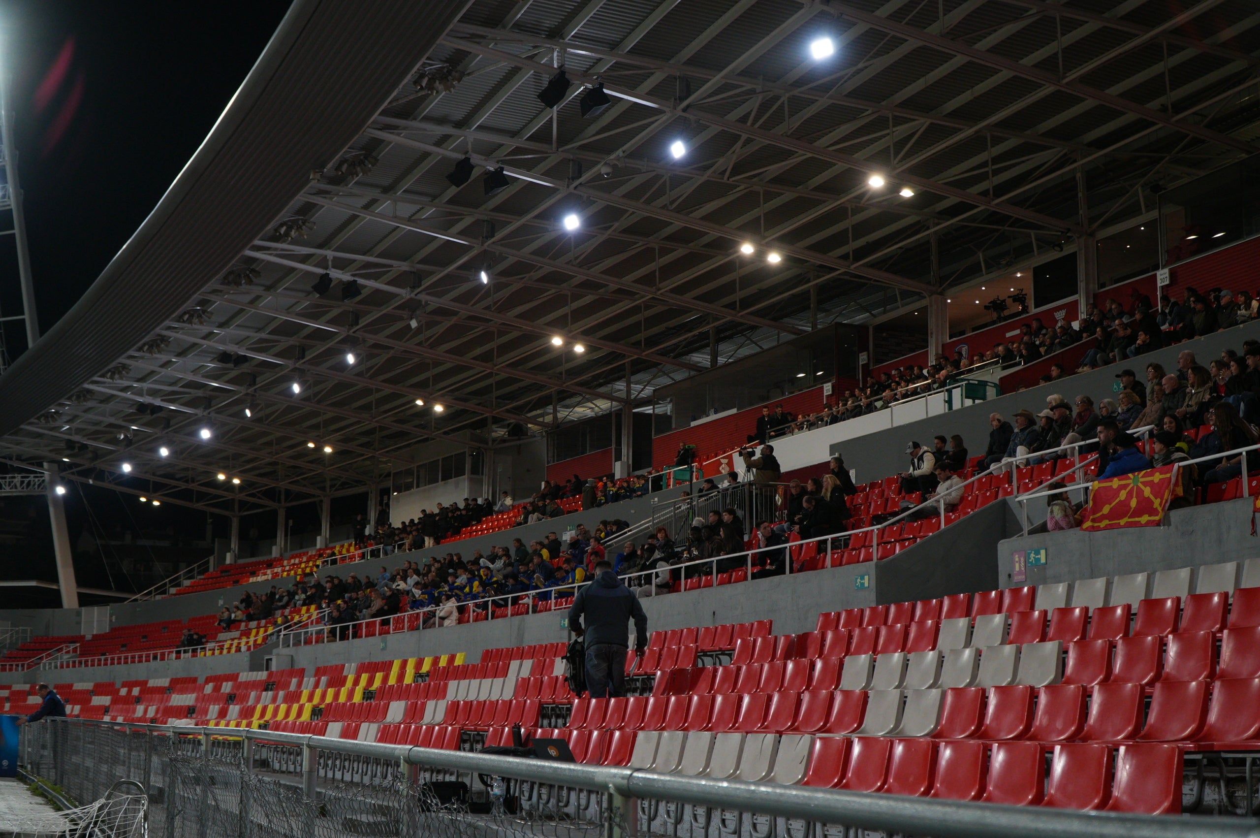 La selecció Catalana Amateur ha quedat eliminada de la Copa de Regions UEFA després de perdre la semifinal contra Navarra. El partit, disputat a l'estadi Olímpic de Terrassa, es va decidir a la pròrroga després que el matx arribés al xiulet final amb un empat a 2. En aquests 20 minuts addicionals, els navarresos van ser molt superiors, aconseguint el tercer i quart gol i eliminant als catalans de la competició. Aquest diumenge, 1 de març, es jugarà la final del torneig entre les Illes Canàries i Navarra a les 12:00 hores | Jan Romero