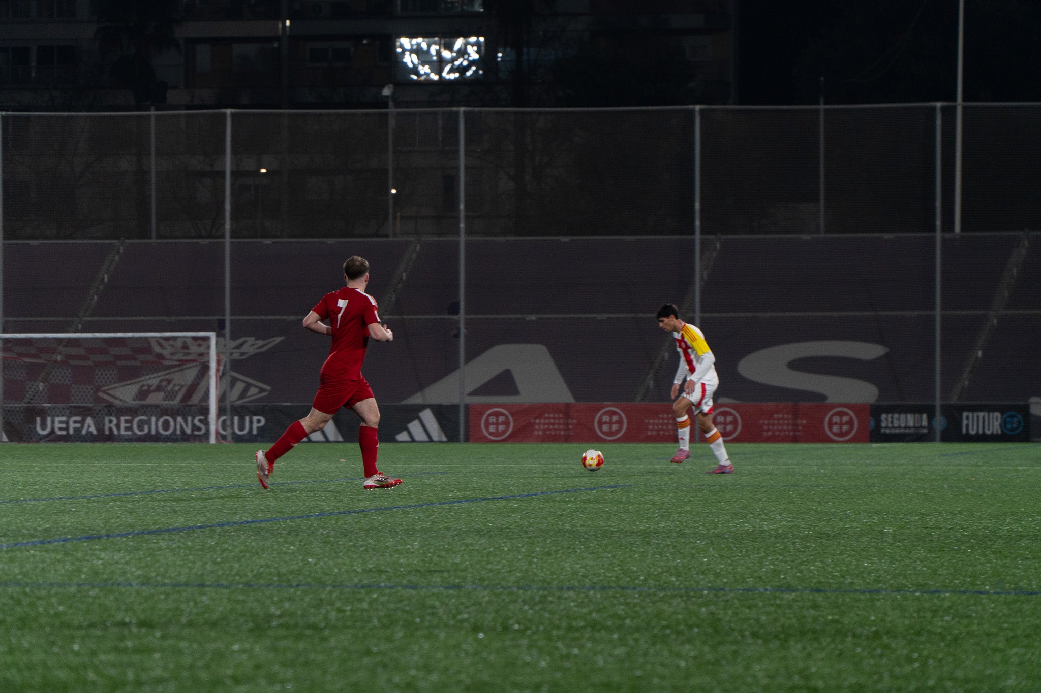 La selecció Catalana Amateur ha quedat eliminada de la Copa de Regions UEFA després de perdre la semifinal contra Navarra. El partit, disputat a l'estadi Olímpic de Terrassa, es va decidir a la pròrroga després que el matx arribés al xiulet final amb un empat a 2. En aquests 20 minuts addicionals, els navarresos van ser molt superiors, aconseguint el tercer i quart gol i eliminant als catalans de la competició. Aquest diumenge, 1 de març, es jugarà la final del torneig entre les Illes Canàries i Navarra a les 12:00 hores | Jan Romero