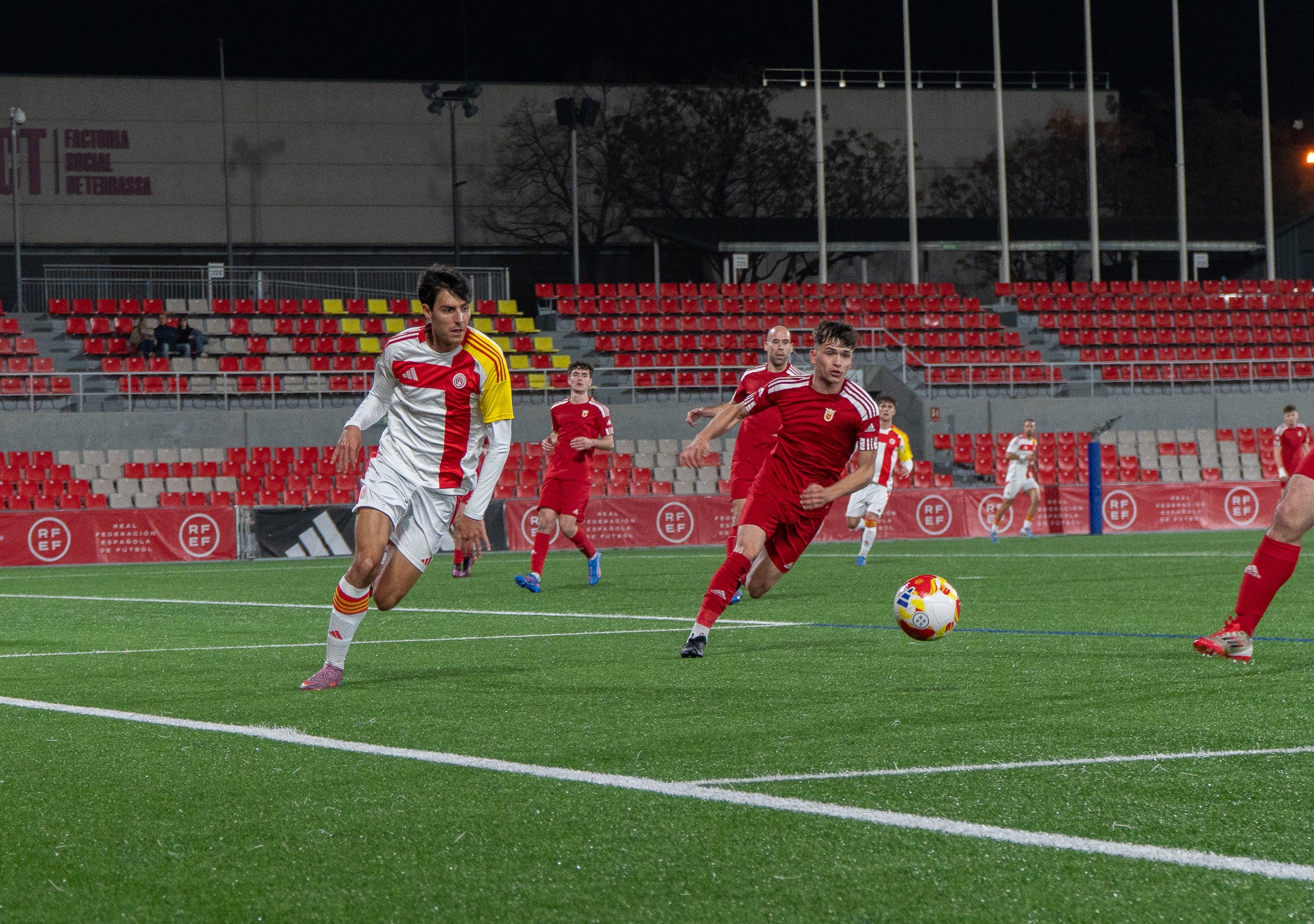 La selecció Catalana Amateur ha quedat eliminada de la Copa de Regions UEFA després de perdre la semifinal contra Navarra. El partit, disputat a l'estadi Olímpic de Terrassa, es va decidir a la pròrroga després que el matx arribés al xiulet final amb un empat a 2. En aquests 20 minuts addicionals, els navarresos van ser molt superiors, aconseguint el tercer i quart gol i eliminant als catalans de la competició. Aquest diumenge, 1 de març, es jugarà la final del torneig entre les Illes Canàries i Navarra a les 12:00 hores | Jan Romero