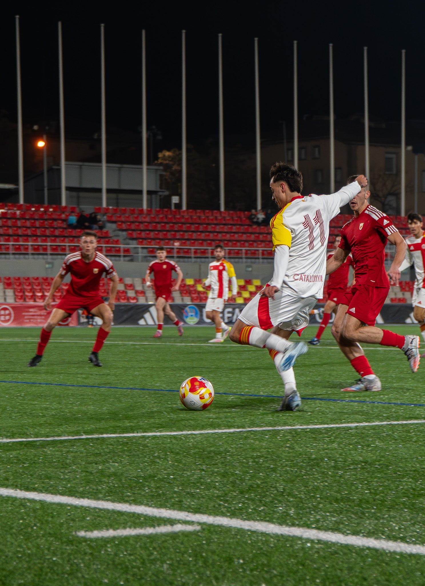 La selecció Catalana Amateur ha quedat eliminada de la Copa de Regions UEFA després de perdre la semifinal contra Navarra. El partit, disputat a l'estadi Olímpic de Terrassa, es va decidir a la pròrroga després que el matx arribés al xiulet final amb un empat a 2. En aquests 20 minuts addicionals, els navarresos van ser molt superiors, aconseguint el tercer i quart gol i eliminant als catalans de la competició. Aquest diumenge, 1 de març, es jugarà la final del torneig entre les Illes Canàries i Navarra a les 12:00 hores | Jan Romero