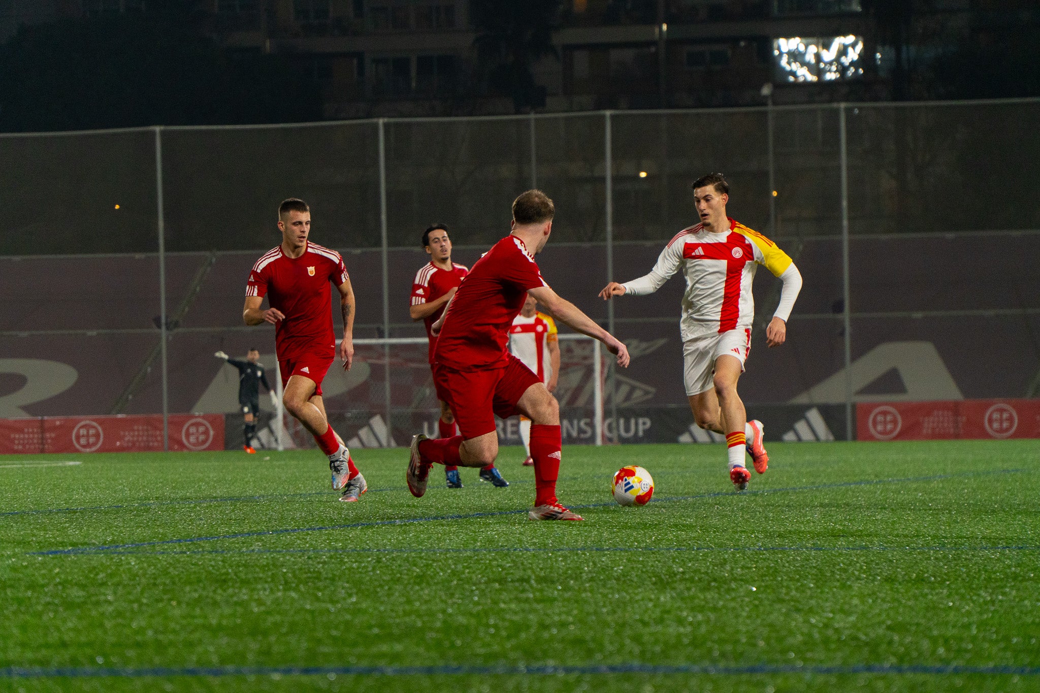 La selecció Catalana Amateur ha quedat eliminada de la Copa de Regions UEFA després de perdre la semifinal contra Navarra. El partit, disputat a l'estadi Olímpic de Terrassa, es va decidir a la pròrroga després que el matx arribés al xiulet final amb un empat a 2. En aquests 20 minuts addicionals, els navarresos van ser molt superiors, aconseguint el tercer i quart gol i eliminant als catalans de la competició. Aquest diumenge, 1 de març, es jugarà la final del torneig entre les Illes Canàries i Navarra a les 12:00 hores | Jan Romero