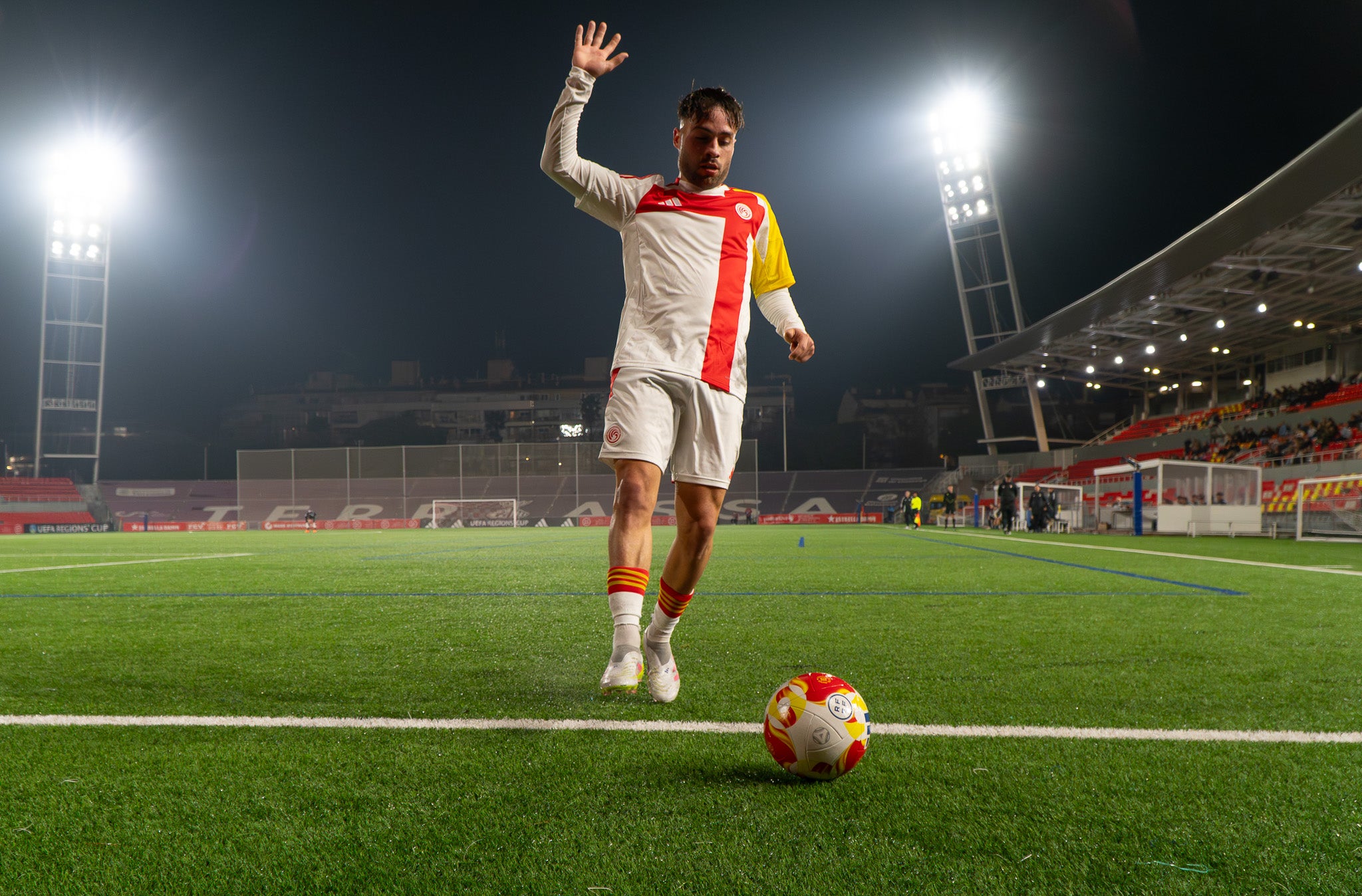 La selecció Catalana Amateur ha quedat eliminada de la Copa de Regions UEFA després de perdre la semifinal contra Navarra. El partit, disputat a l'estadi Olímpic de Terrassa, es va decidir a la pròrroga després que el matx arribés al xiulet final amb un empat a 2. En aquests 20 minuts addicionals, els navarresos van ser molt superiors, aconseguint el tercer i quart gol i eliminant als catalans de la competició. Aquest diumenge, 1 de març, es jugarà la final del torneig entre les Illes Canàries i Navarra a les 12:00 hores | Jan Romero