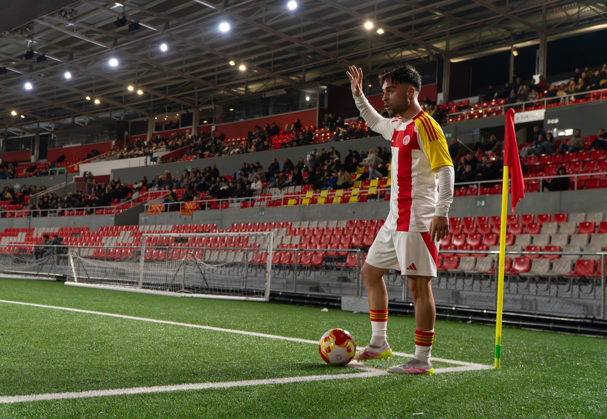 La selecció Catalana Amateur ha quedat eliminada de la Copa de Regions UEFA després de perdre la semifinal contra Navarra. El partit, disputat a l'estadi Olímpic de Terrassa, es va decidir a la pròrroga després que el matx arribés al xiulet final amb un empat a 2. En aquests 20 minuts addicionals, els navarresos van ser molt superiors, aconseguint el tercer i quart gol i eliminant als catalans de la competició. Aquest diumenge, 1 de març, es jugarà la final del torneig entre les Illes Canàries i Navarra a les 12:00 hores | Jan Romero