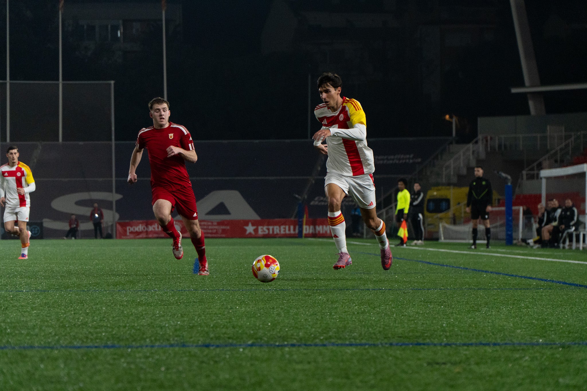 La selecció Catalana Amateur ha quedat eliminada de la Copa de Regions UEFA després de perdre la semifinal contra Navarra. El partit, disputat a l'estadi Olímpic de Terrassa, es va decidir a la pròrroga després que el matx arribés al xiulet final amb un empat a 2. En aquests 20 minuts addicionals, els navarresos van ser molt superiors, aconseguint el tercer i quart gol i eliminant als catalans de la competició. Aquest diumenge, 1 de març, es jugarà la final del torneig entre les Illes Canàries i Navarra a les 12:00 hores | Jan Romero