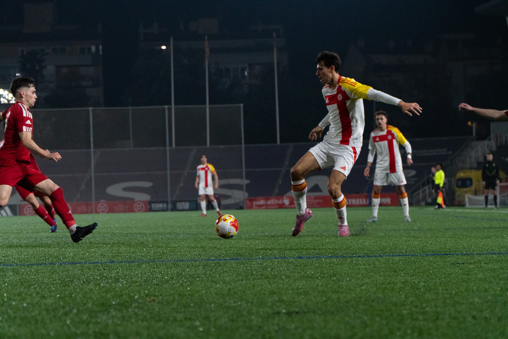La selecció Catalana Amateur ha quedat eliminada de la Copa de Regions UEFA després de perdre la semifinal contra Navarra. El partit, disputat a l'estadi Olímpic de Terrassa, es va decidir a la pròrroga després que el matx arribés al xiulet final amb un empat a 2. En aquests 20 minuts addicionals, els navarresos van ser molt superiors, aconseguint el tercer i quart gol i eliminant als catalans de la competició. Aquest diumenge, 1 de març, es jugarà la final del torneig entre les Illes Canàries i Navarra a les 12:00 hores | Jan Romero