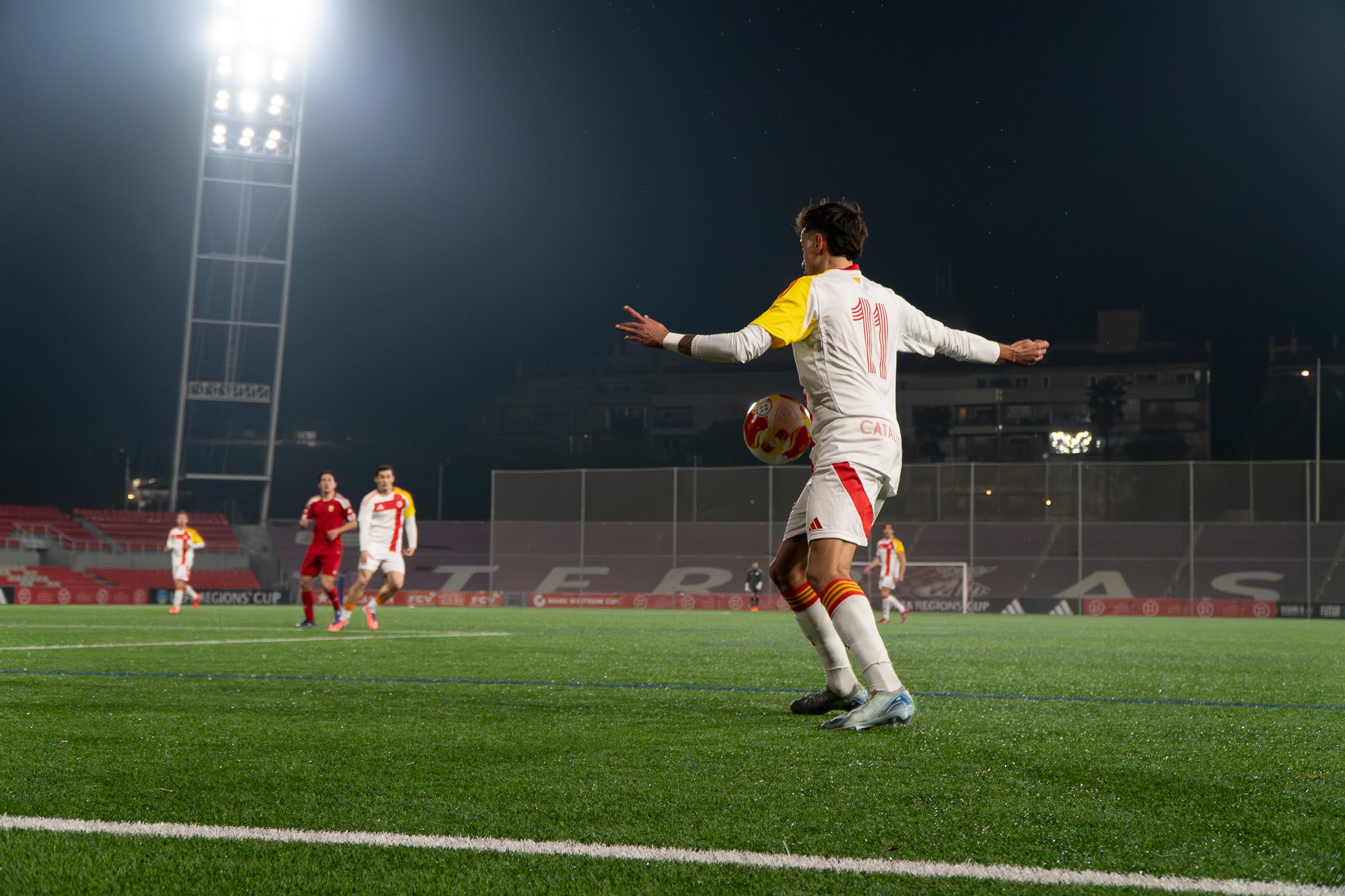 La selecció Catalana Amateur ha quedat eliminada de la Copa de Regions UEFA després de perdre la semifinal contra Navarra. El partit, disputat a l'estadi Olímpic de Terrassa, es va decidir a la pròrroga després que el matx arribés al xiulet final amb un empat a 2. En aquests 20 minuts addicionals, els navarresos van ser molt superiors, aconseguint el tercer i quart gol i eliminant als catalans de la competició. Aquest diumenge, 1 de març, es jugarà la final del torneig entre les Illes Canàries i Navarra a les 12:00 hores | Jan Romero